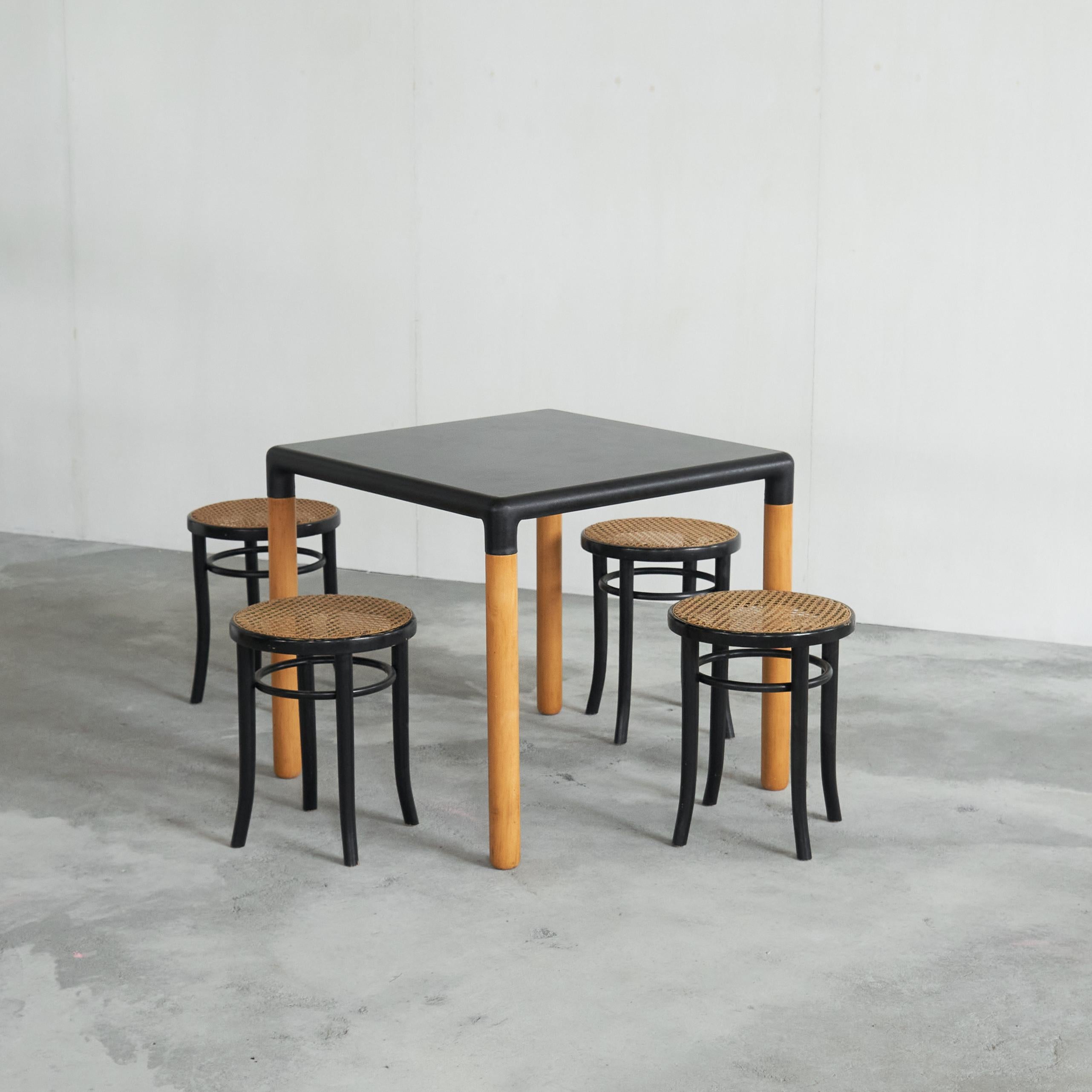 Ensemble composé d'une table iconique de Gerd Lange et de 4 tabourets laqués de Thonet.

Table 'Flex 2000' de Gerd Lange pour Thonet, 1973 et un magnifique ensemble de tabourets de style Thonet en bois laqué et sangles.

Il s'agit d'une table