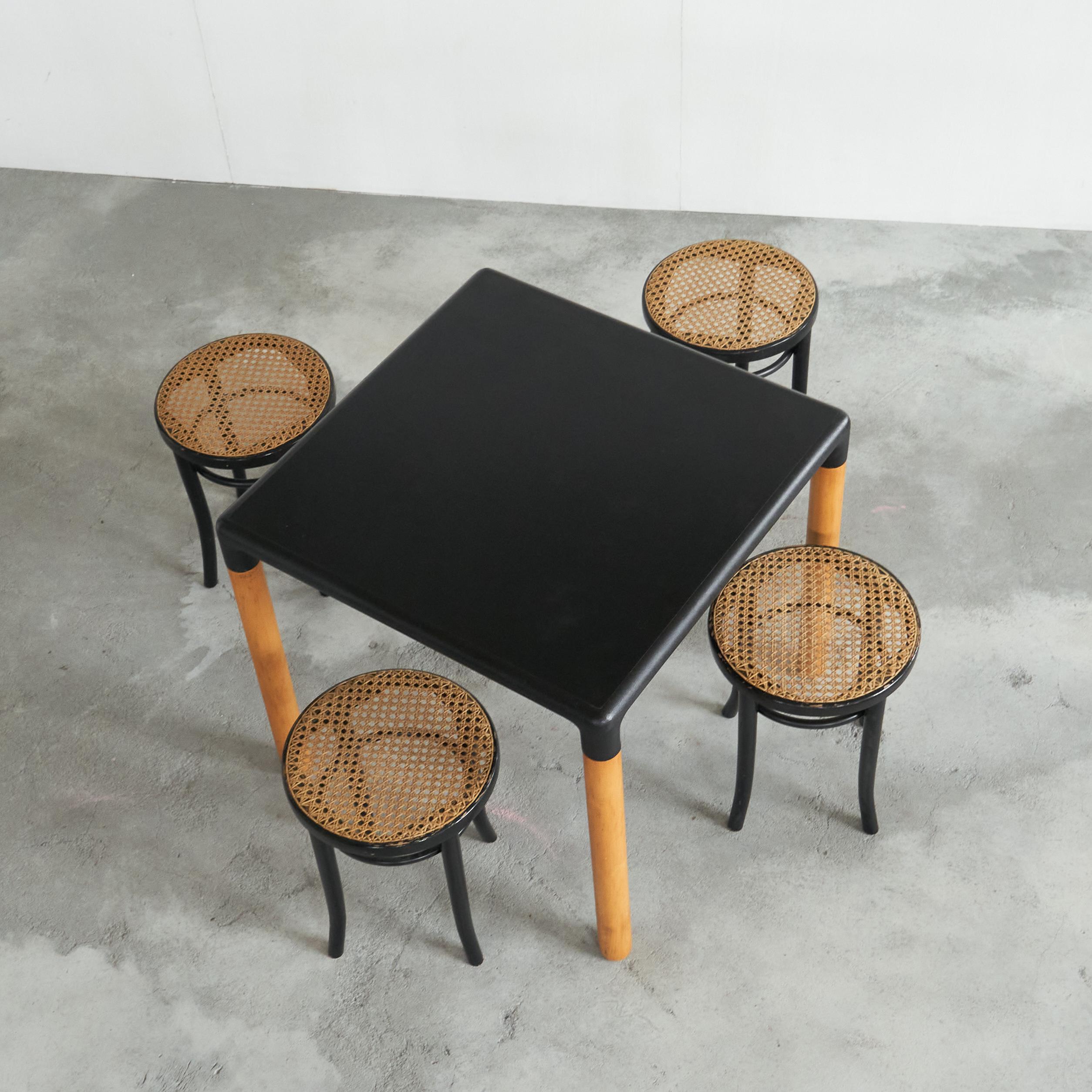 Mid-Century Modern Ensemble iconique Gerd Lange et 4 tabourets de style Thonet laqués en vente
