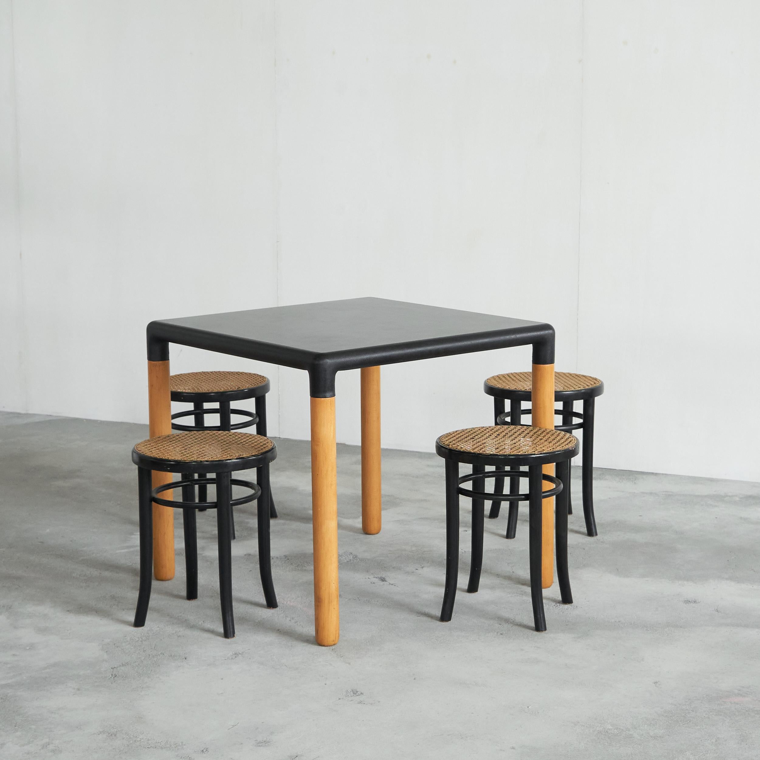 Européen Ensemble iconique Gerd Lange et 4 tabourets de style Thonet laqués en vente