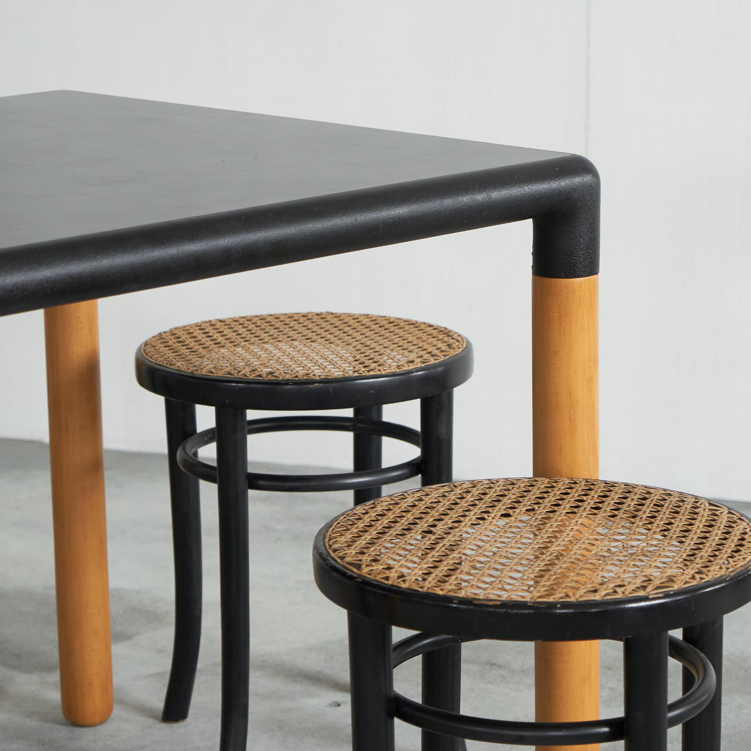 Fait main Ensemble iconique Gerd Lange et 4 tabourets de style Thonet laqués en vente