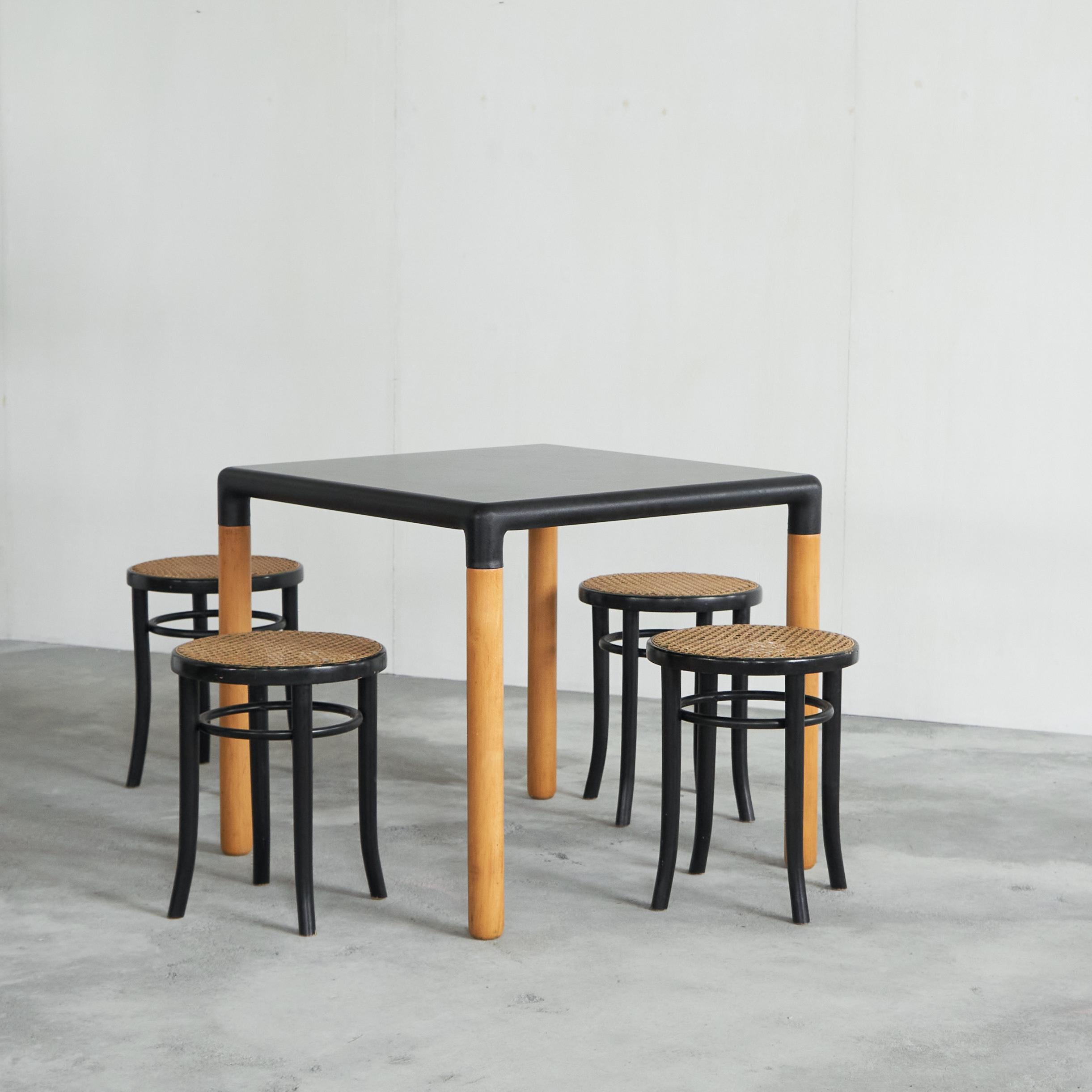 Ensemble iconique Gerd Lange et 4 tabourets de style Thonet laqués Bon état - En vente à Tilburg, NL