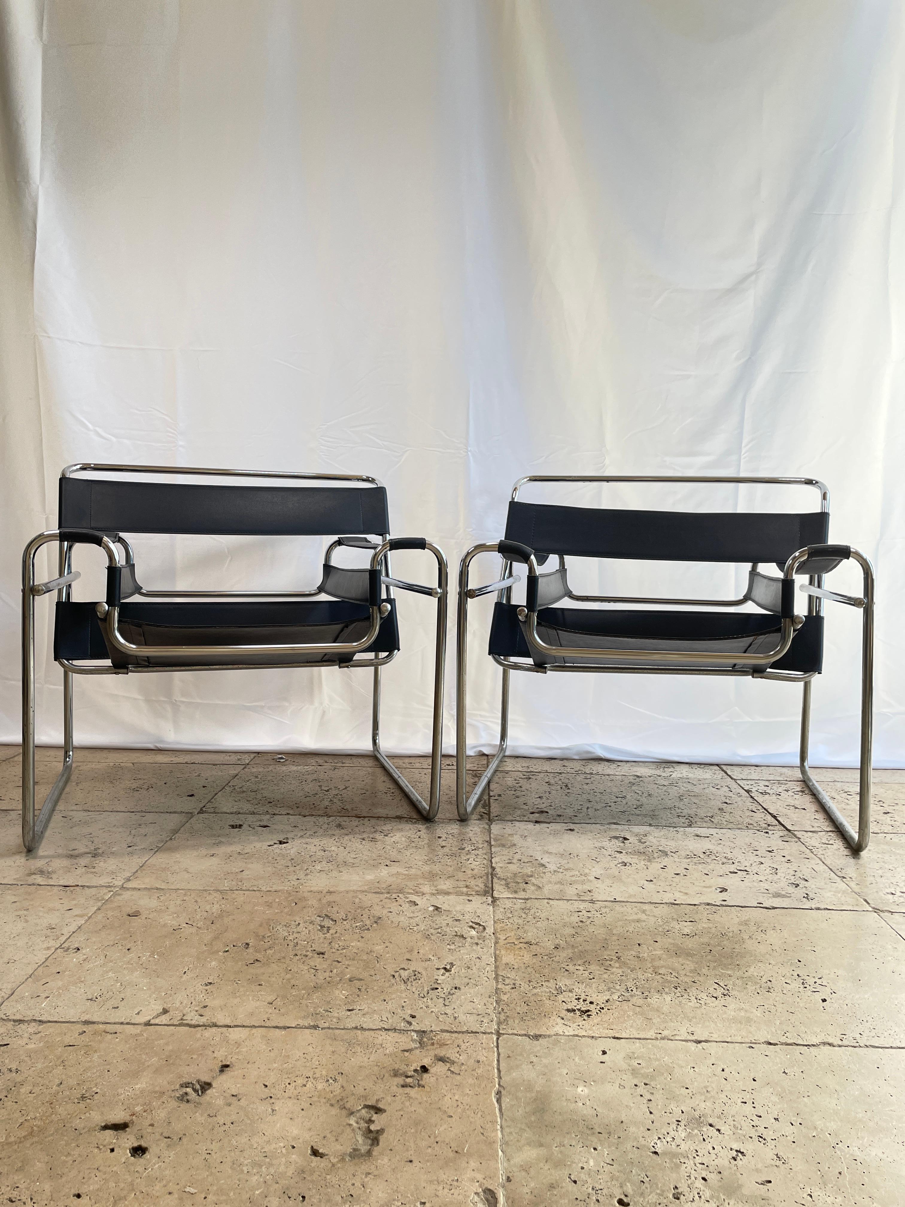 Marcel Breuer Inspired by the frame of a bicycle and influenced by the constructivist theories of the De Stjil movement, Marcel Breuer was still an apprentice at the Bauhaus when he reduced the classic club chair to its elemental lines and planes,