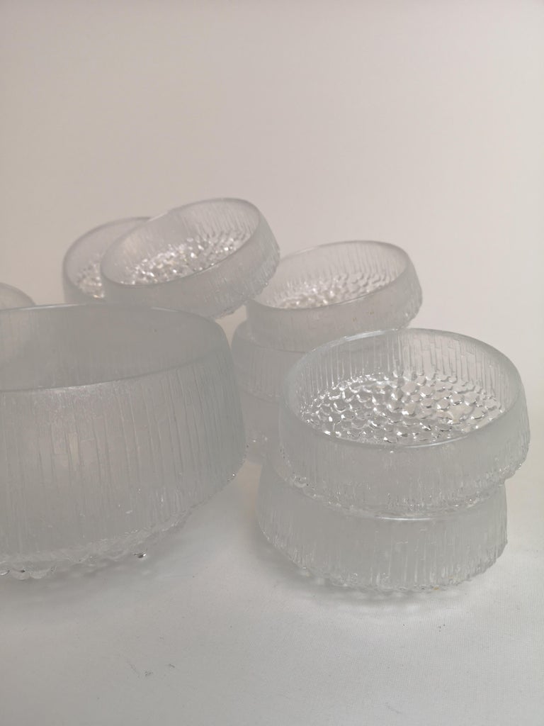 A set of total 13 pieces. 12 clear glass serving bowls and one large bowl in the Ultima Thule pattern for Iittala Glass Co, Finland.

Very good.

Measures: Bowls D 11 cm, H 5 cm. Large bowl D 15 cm, H 11 cm.
 