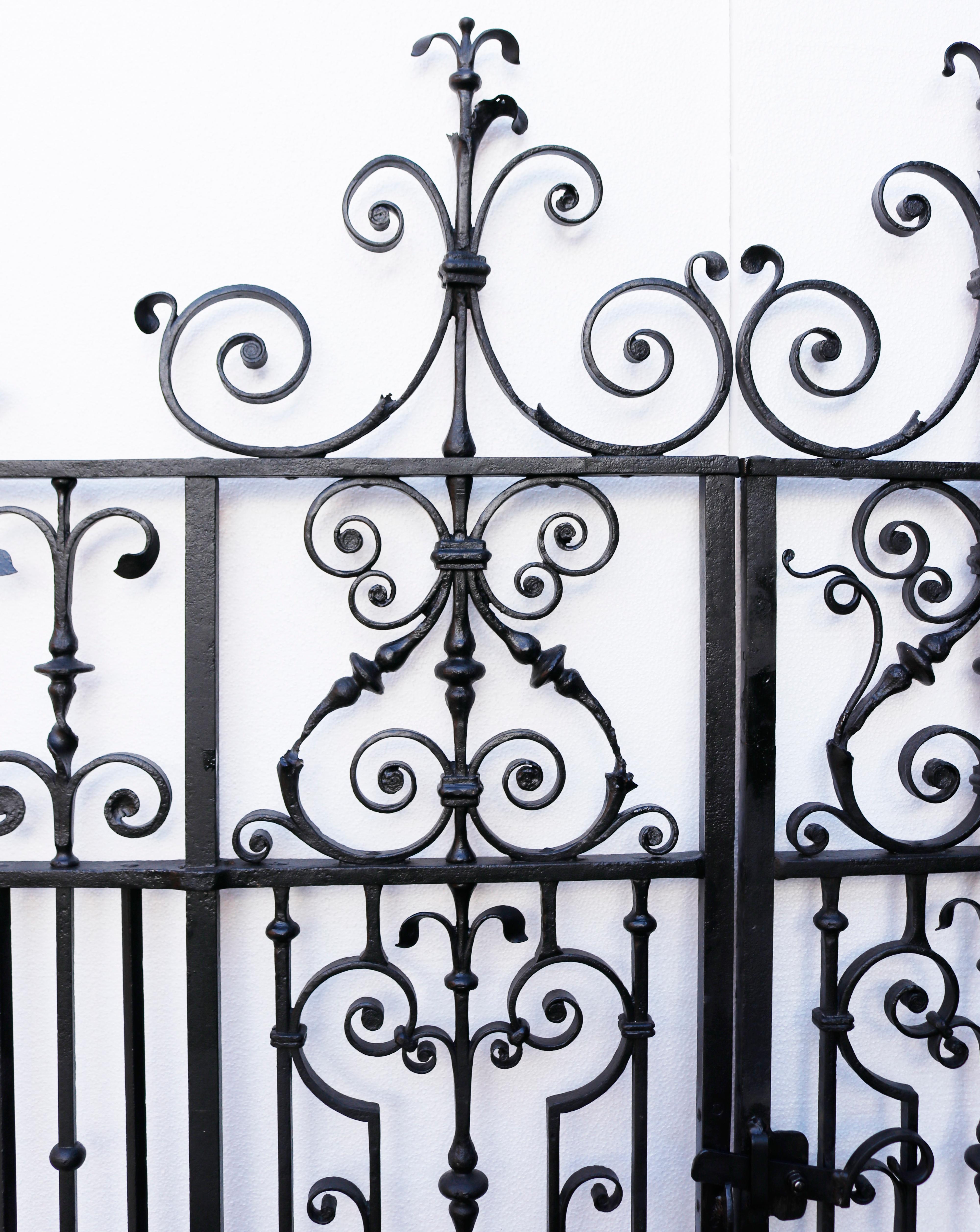 Set of Impressive Antique Georgian Wrought Iron Side Gates In Good Condition For Sale In Wormelow, Herefordshire