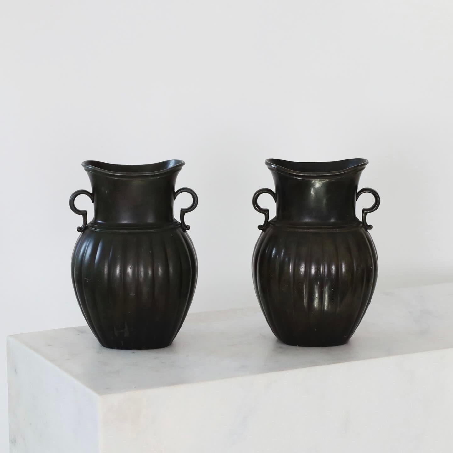 Set di grandi vasi discometallici in stile Amphora disegnati da Just Andersen negli anni Venti. Fa parte dei primi lavori di Andersen e rappresenta un duo impressionante per un luogo bellissimo. 

* Un set (2) di vasi discometallici in stile Amphora