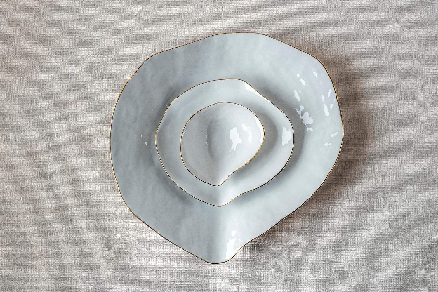 • Sensual dinner set
• measures 30cm x 29cm x 5,5cm and 18cm x 17cm x 4cm and 10,5cm x 11cm x 4,7cm 
• perfect to present 1 fabulous dish or a few different courses
• glazed white with a very luxurious 24-carat golden rim
• unglazed textured