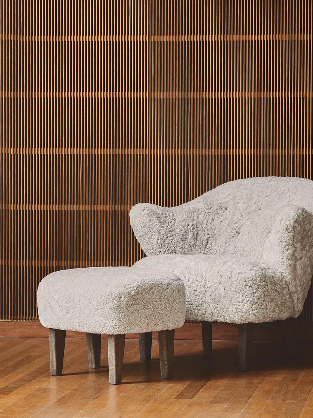 Set of Ingeborg Lounge Chair & Ottoman in Sheepskin Moonlight& Dark Stained Oak For Sale 3