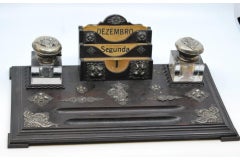 Set of inkwells with wooden base - calendar