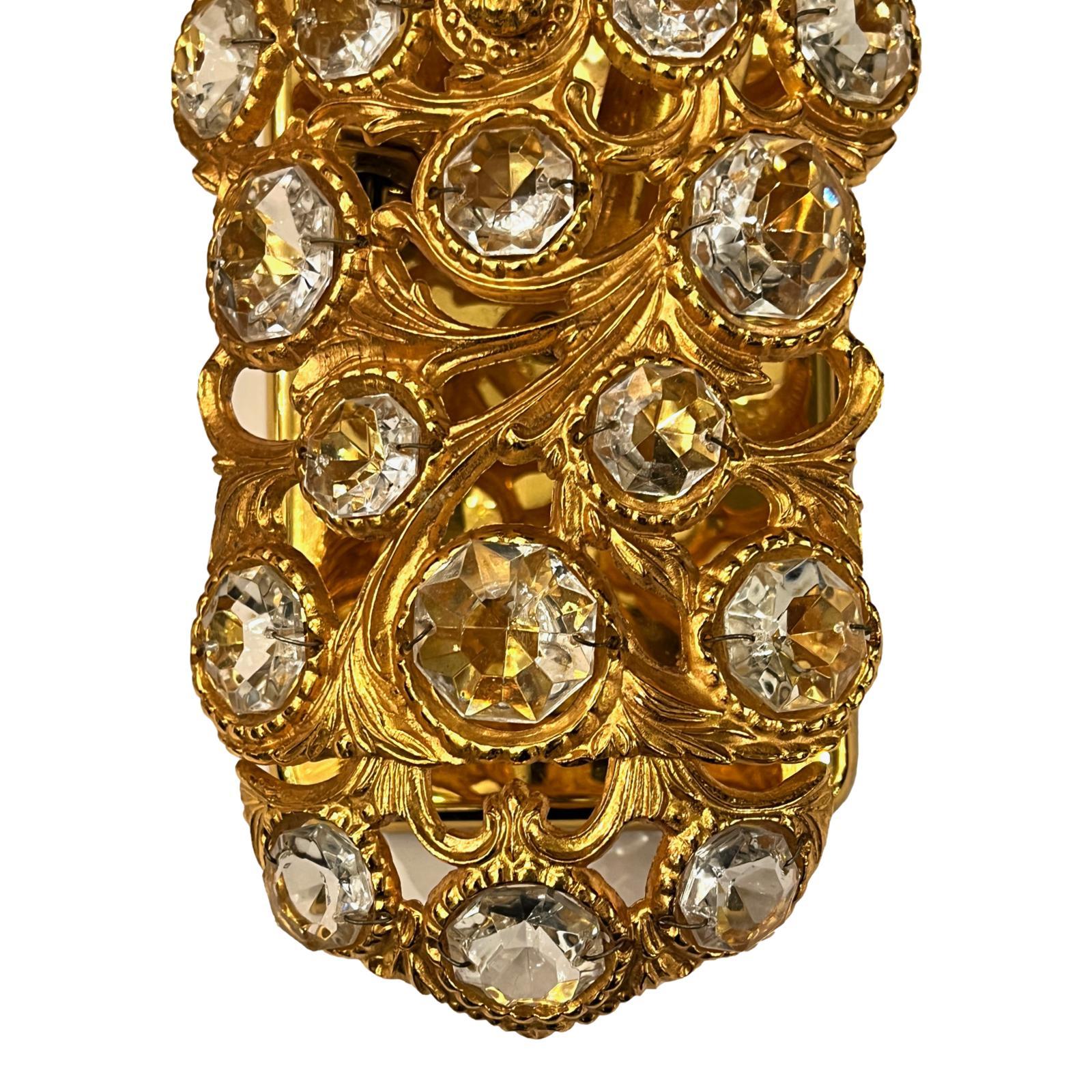 Un set di sei applique francesi in bronzo dorato e cristallo incastonato del 1970 circa con due luci interne ciascuna. Venduto al paio.

Misure:
Altezza: 13