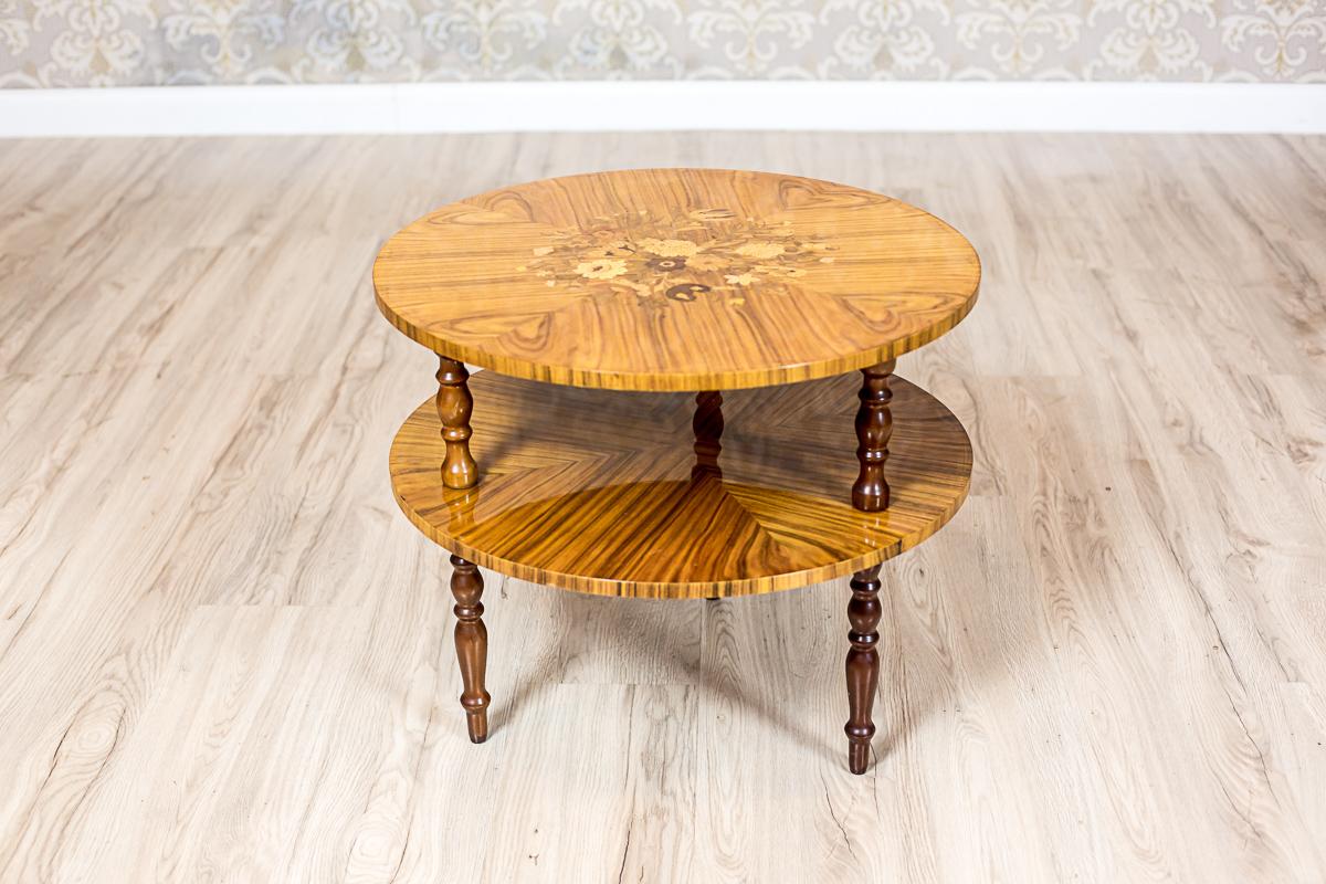 We present you this creative coffee table composed of three segments.
Each of them can be used as a separate piece of furniture.
Set together, they form an oval table of a sort.
Every segment is placed on turned legs, which are screwed in with a
