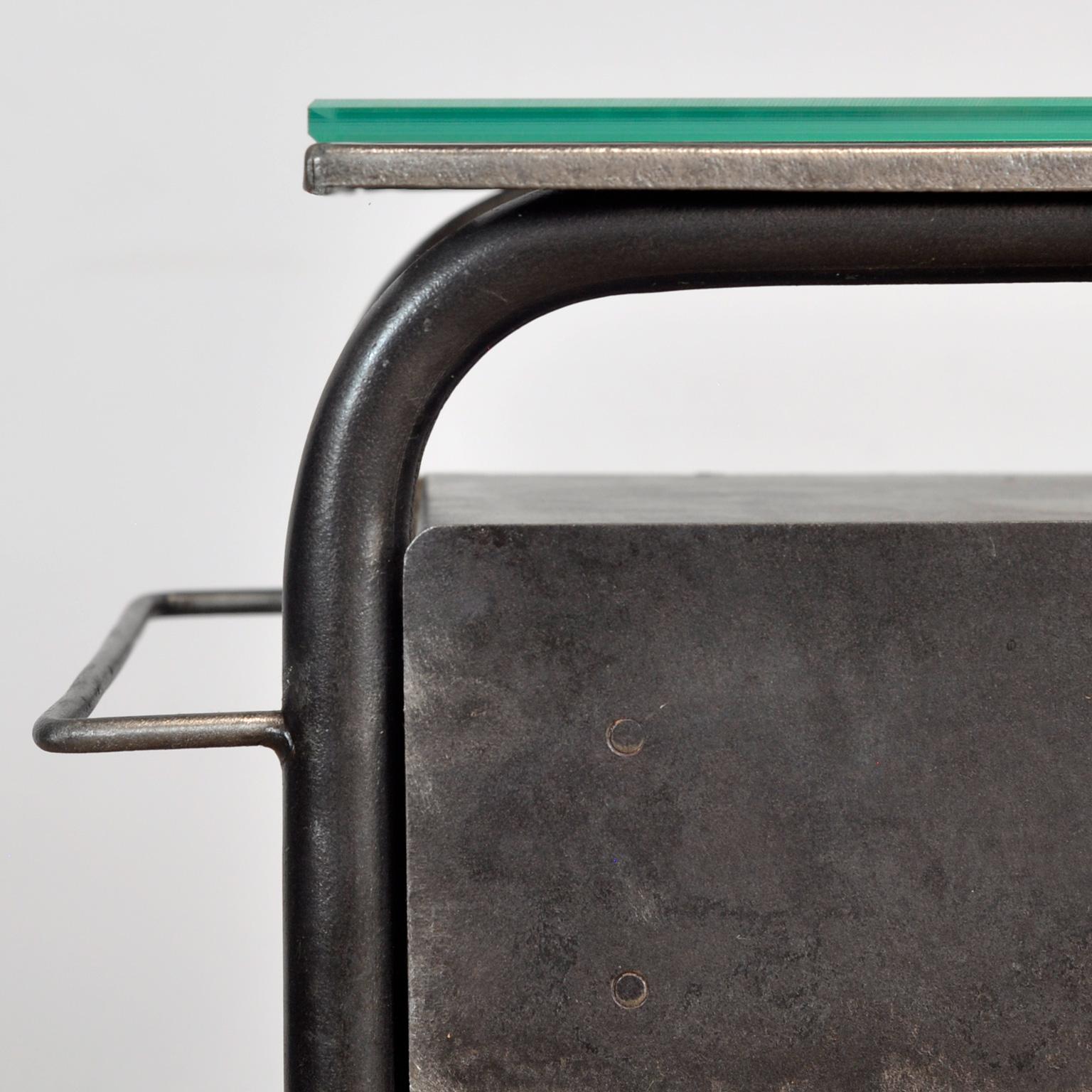 Set di comodini Bauhaus in ferro e vetro, anni '20 in vendita 3