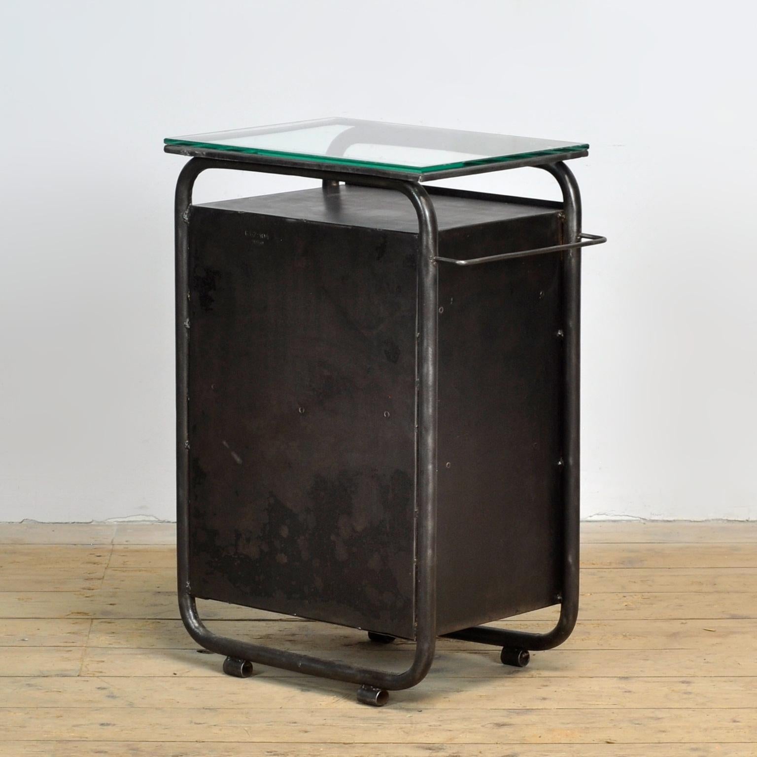 Set di comodini Bauhaus in ferro e vetro, anni '20 in vendita 8