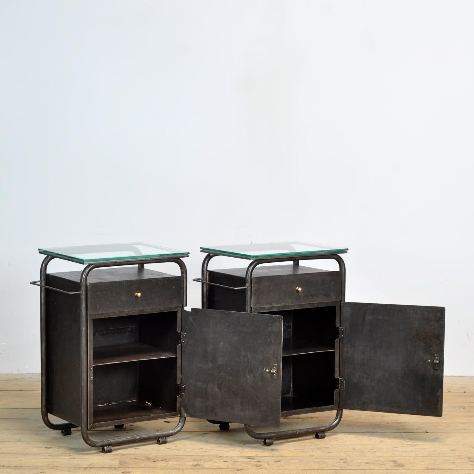 Ungherese Set di comodini Bauhaus in ferro e vetro, anni '20 in vendita