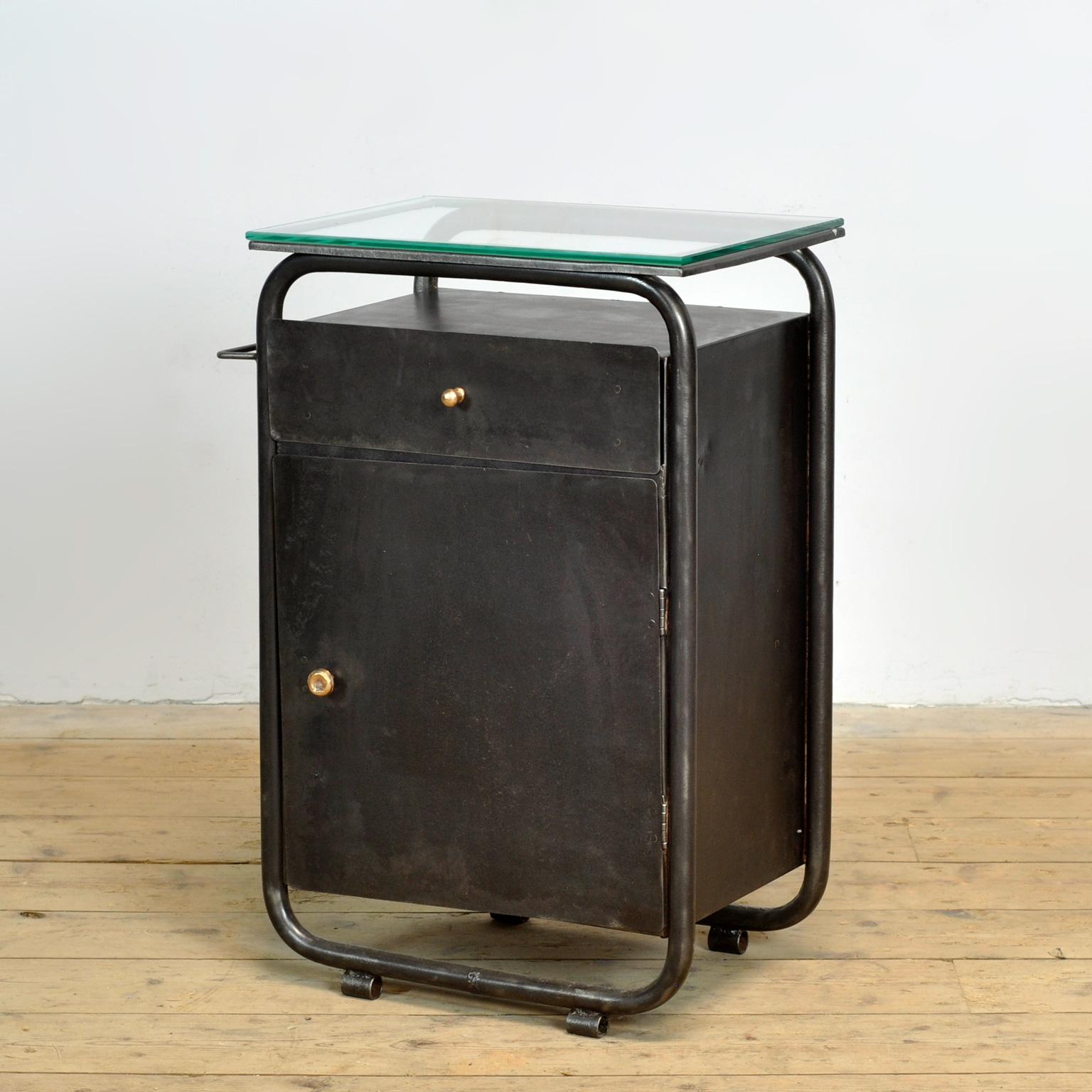 Lucidato Set di comodini Bauhaus in ferro e vetro, anni '20 in vendita