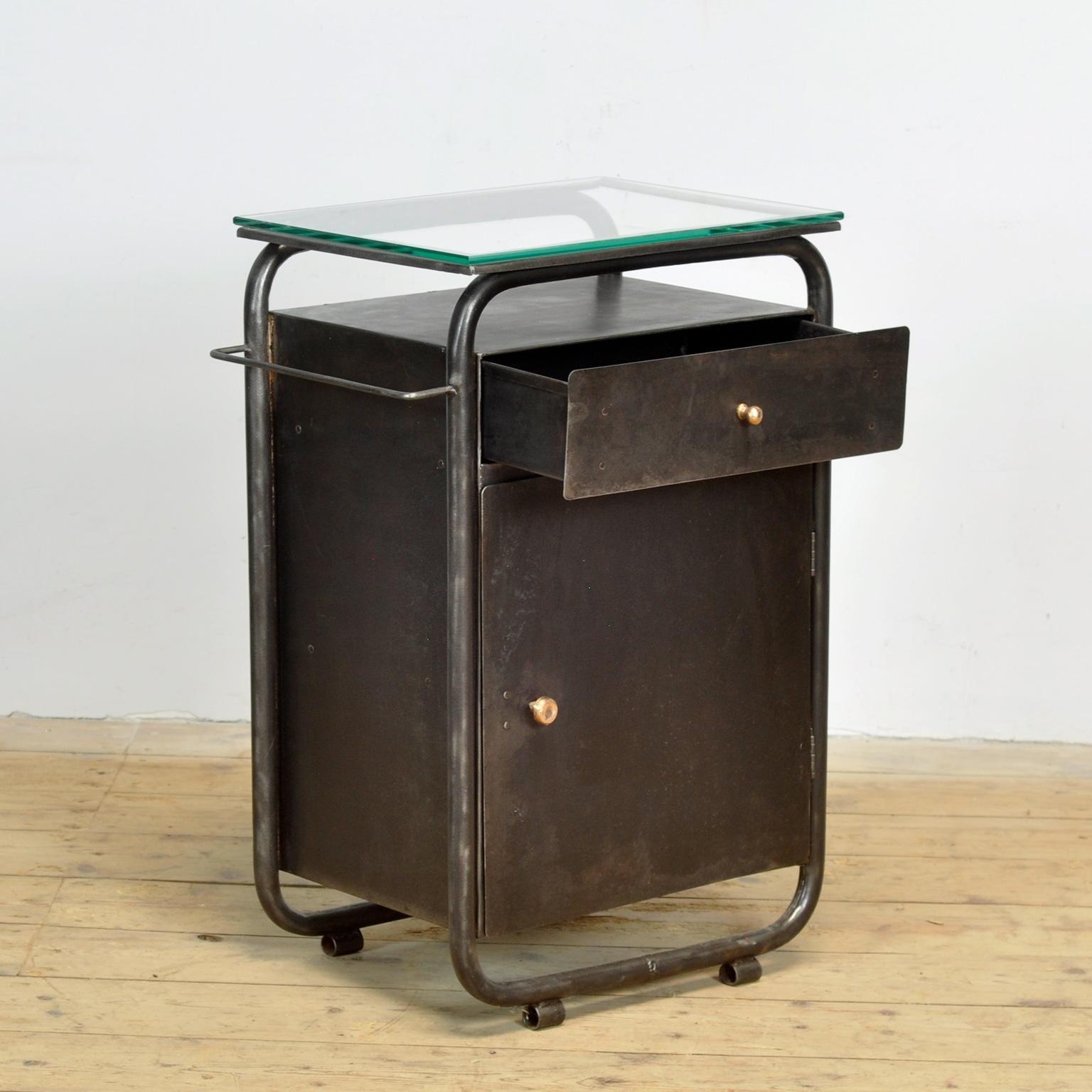 Inizio XX secolo Set di comodini Bauhaus in ferro e vetro, anni '20 in vendita