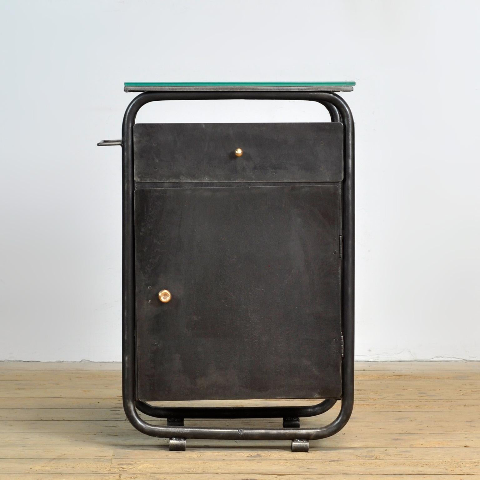 Set di comodini Bauhaus in ferro e vetro, anni '20 in vendita 2