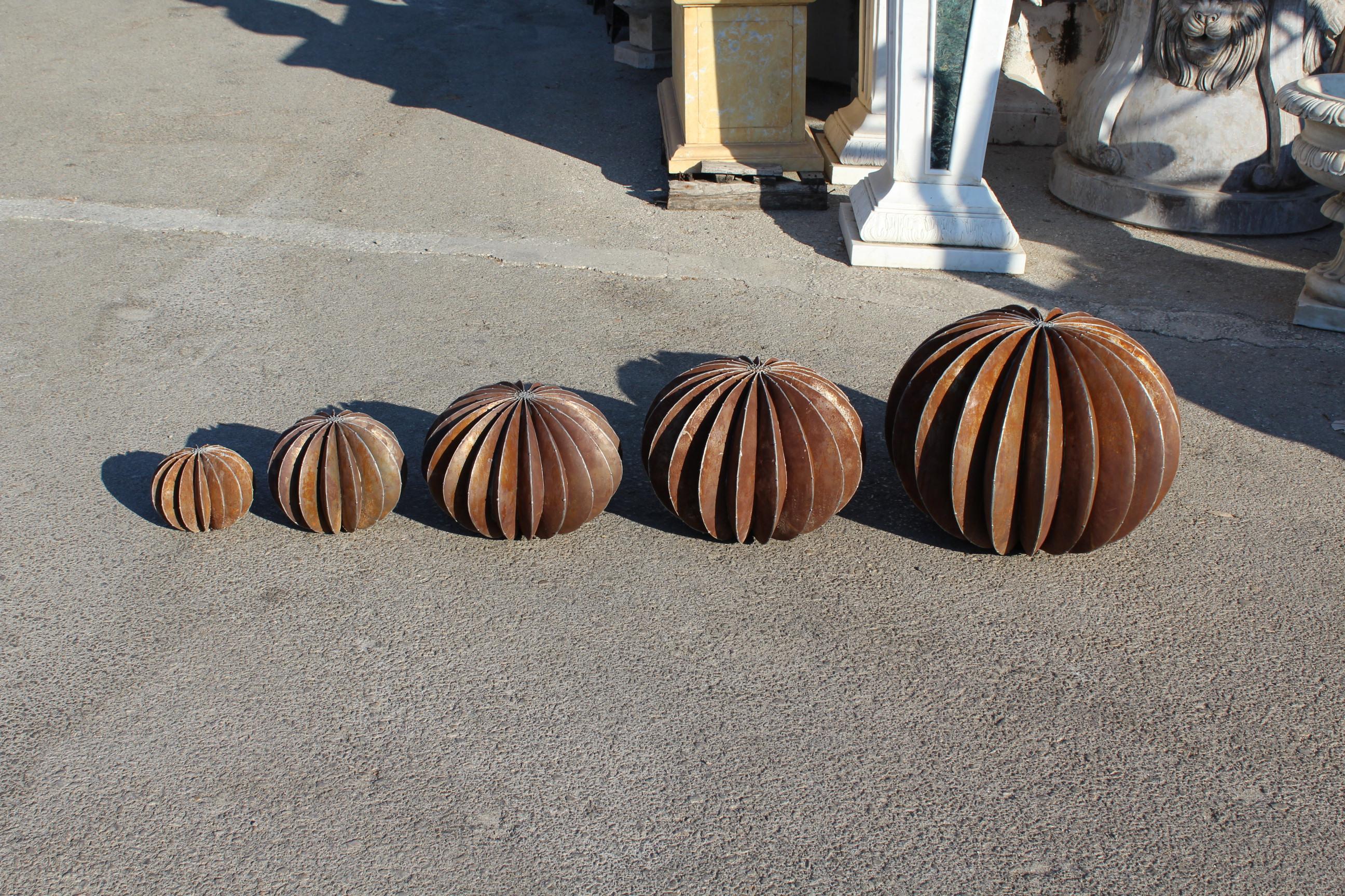 Set of iron ball cactus sculptures in different size.

Sizes:
43 x 55 x 55
32 x 40 x 40
25 x 35 x 35
20 x 25 x 25
15 x 18 x 18.