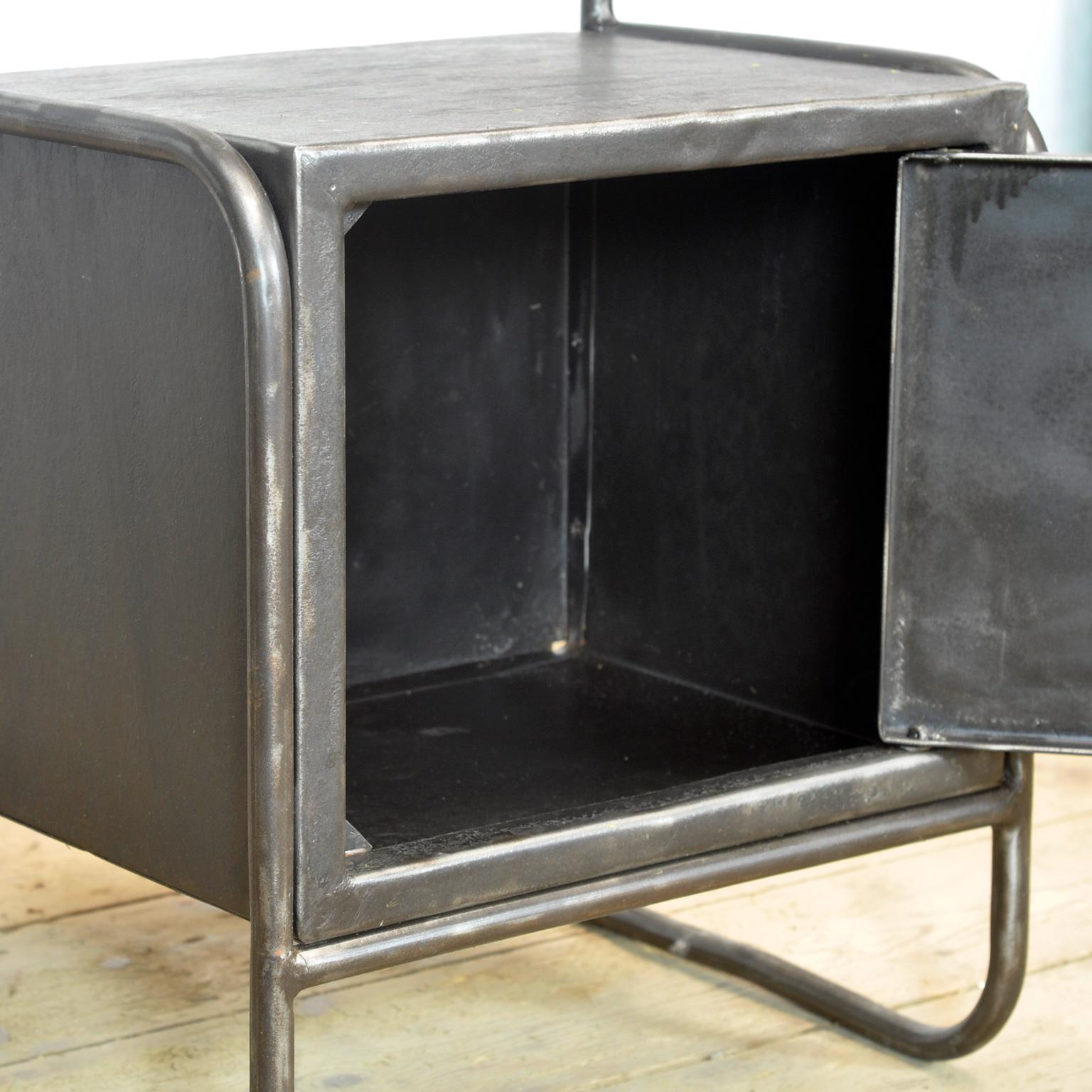 Set di comodini in ferro, anni '50 in vendita 2