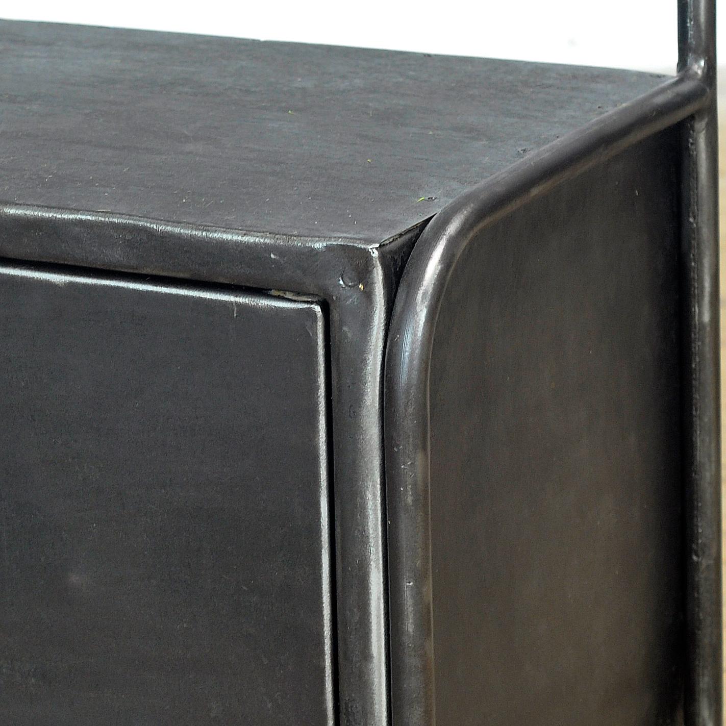 Set di comodini in ferro, anni '50 in vendita 3