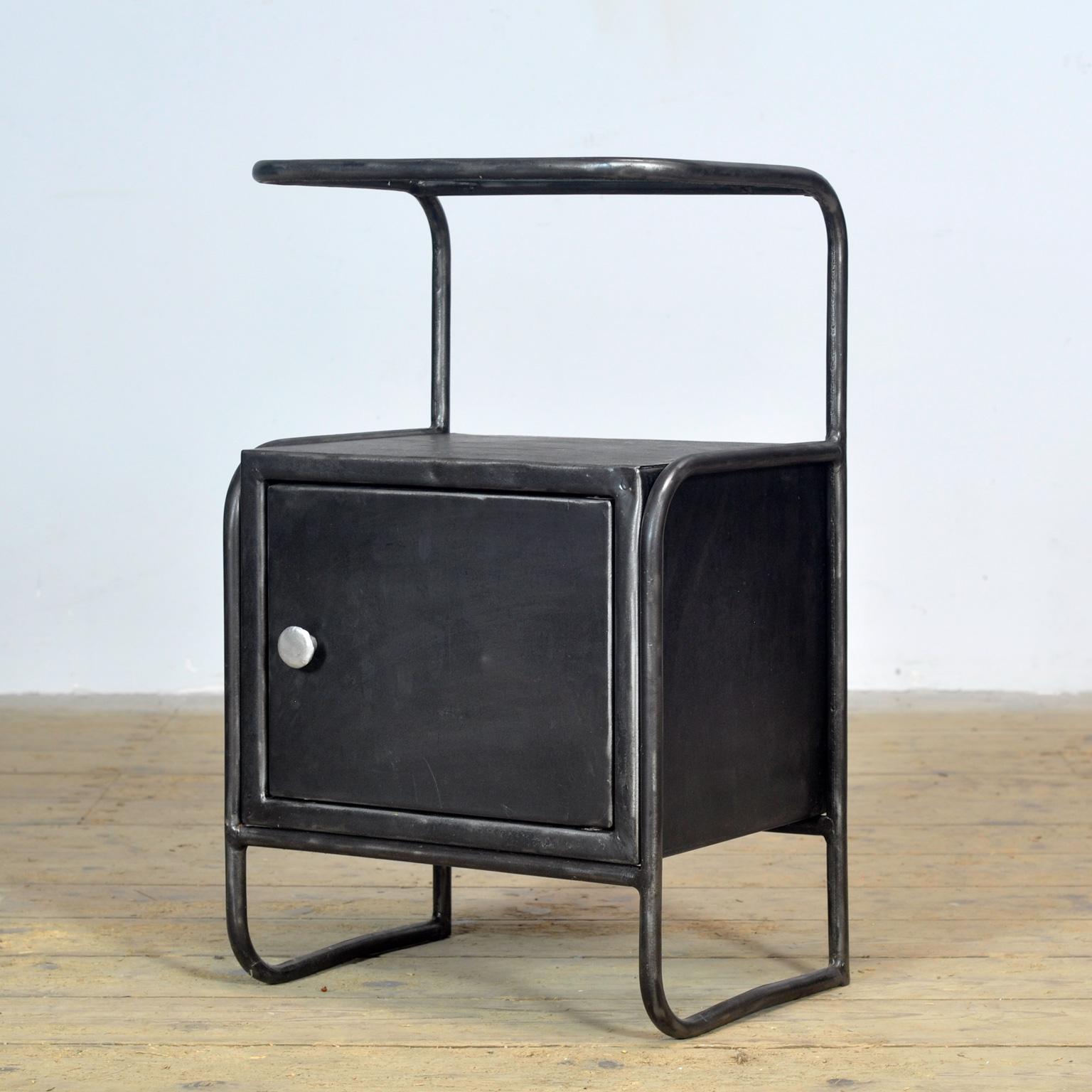 Set di comodini in ferro, anni '50 in vendita 4