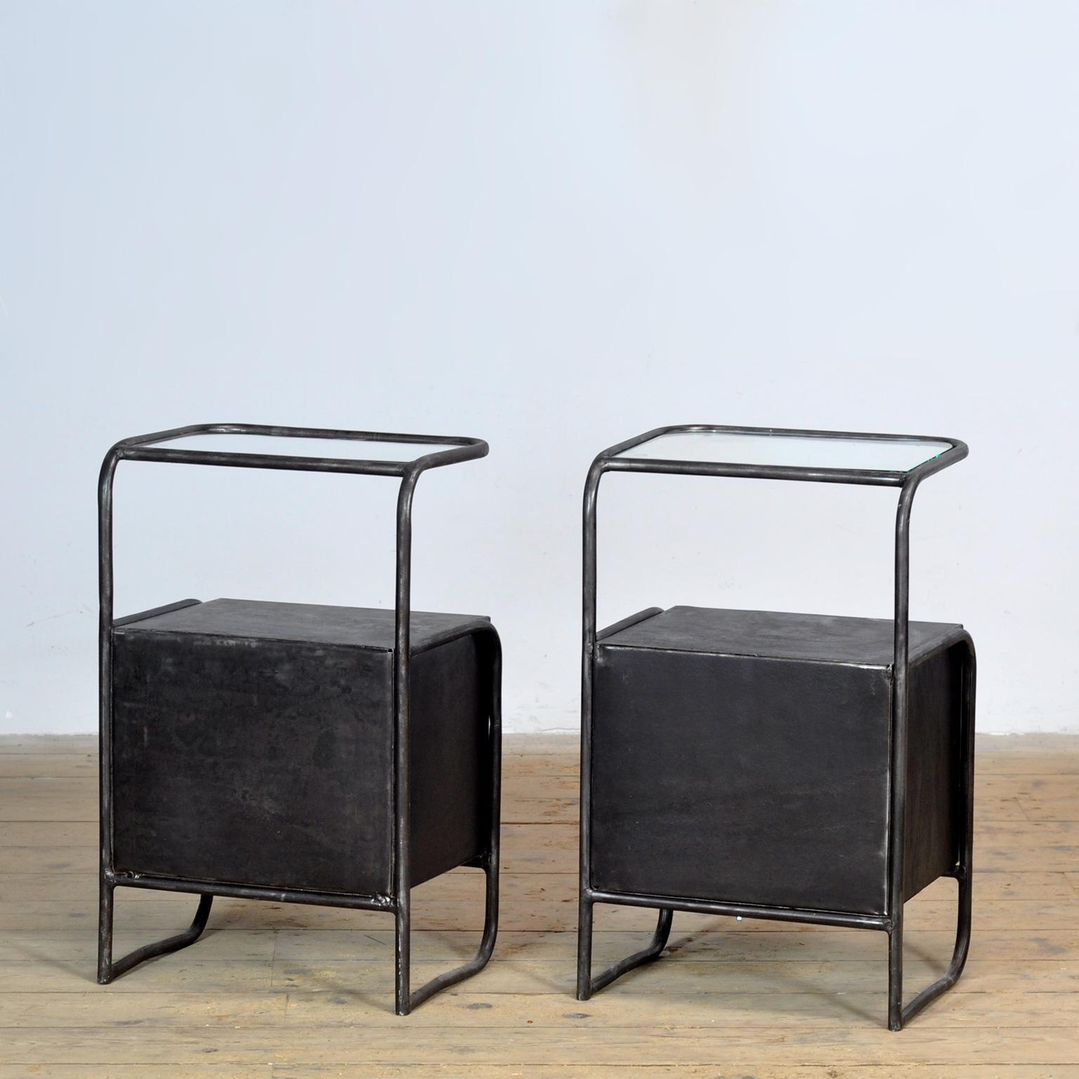 Lucidato Set di comodini in ferro, anni '50 in vendita