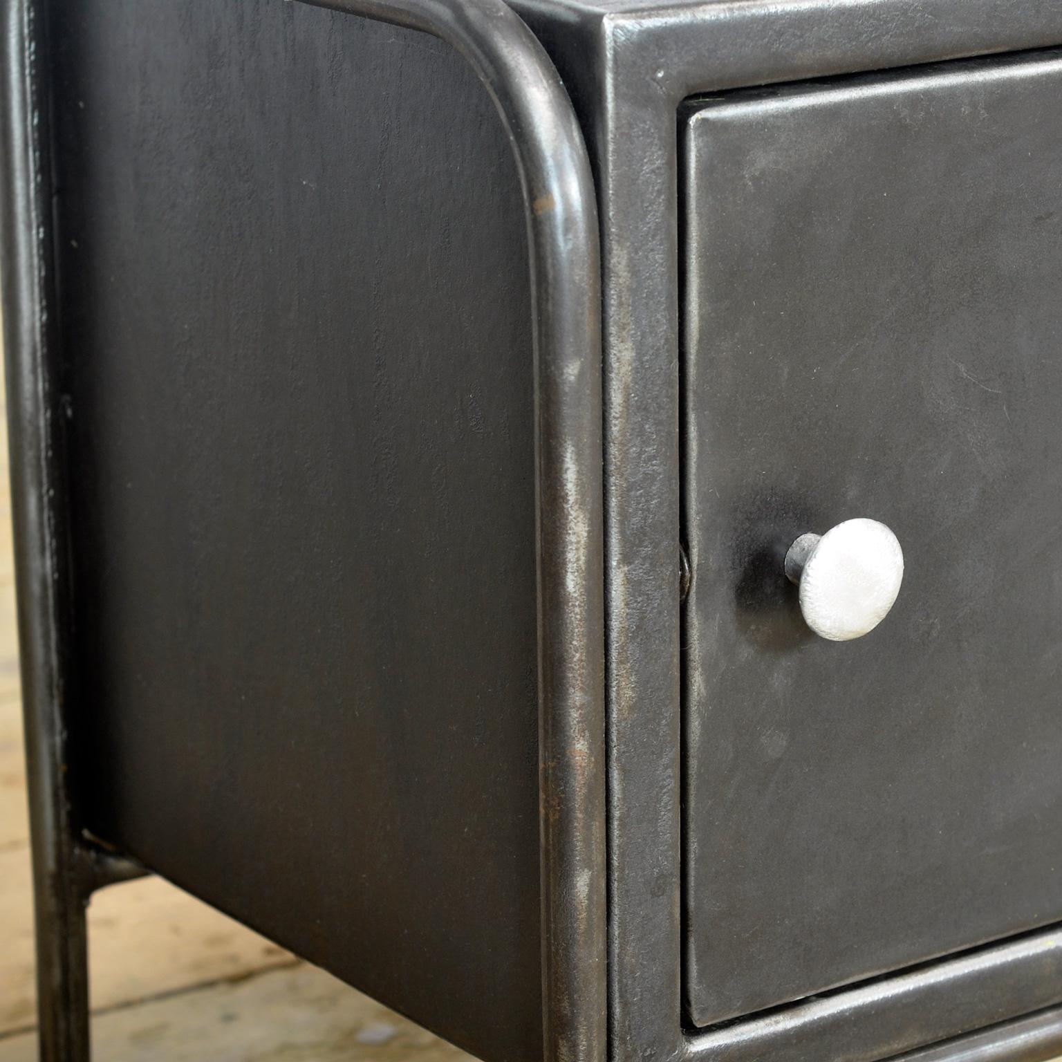 Set di comodini in ferro, anni '50 in vendita 1