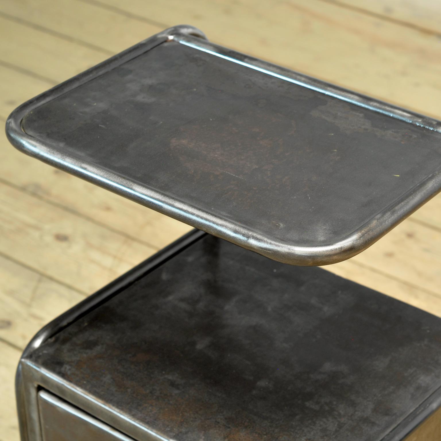 Nachttischset aus Eisen, 1950er Jahre im Angebot 3