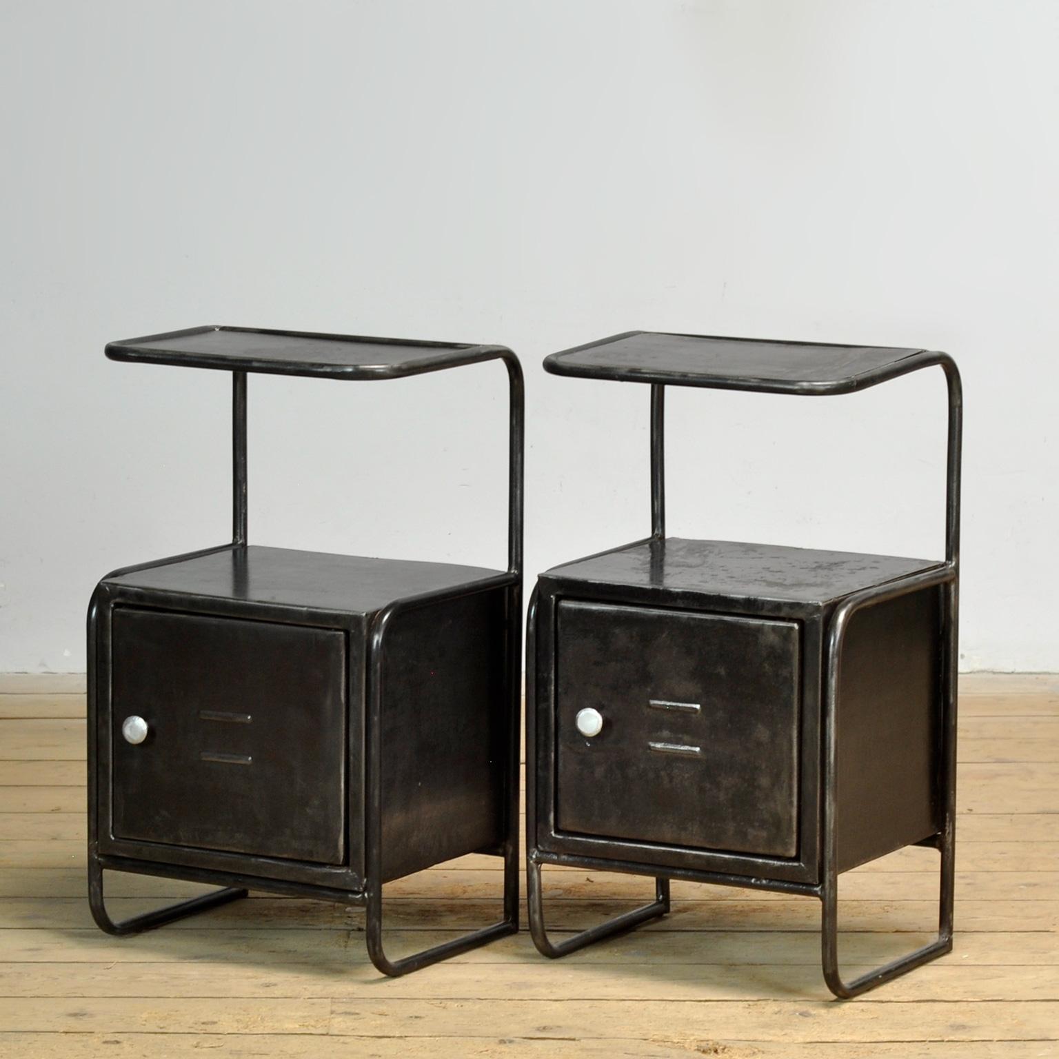 Nachttischset aus Eisen, 1950er Jahre (Industriell) im Angebot