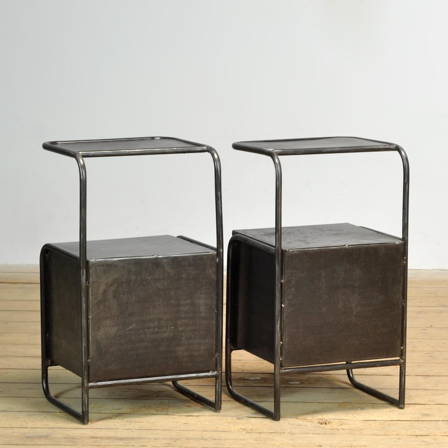 Nachttischset aus Eisen, 1950er Jahre (Ungarisch) im Angebot