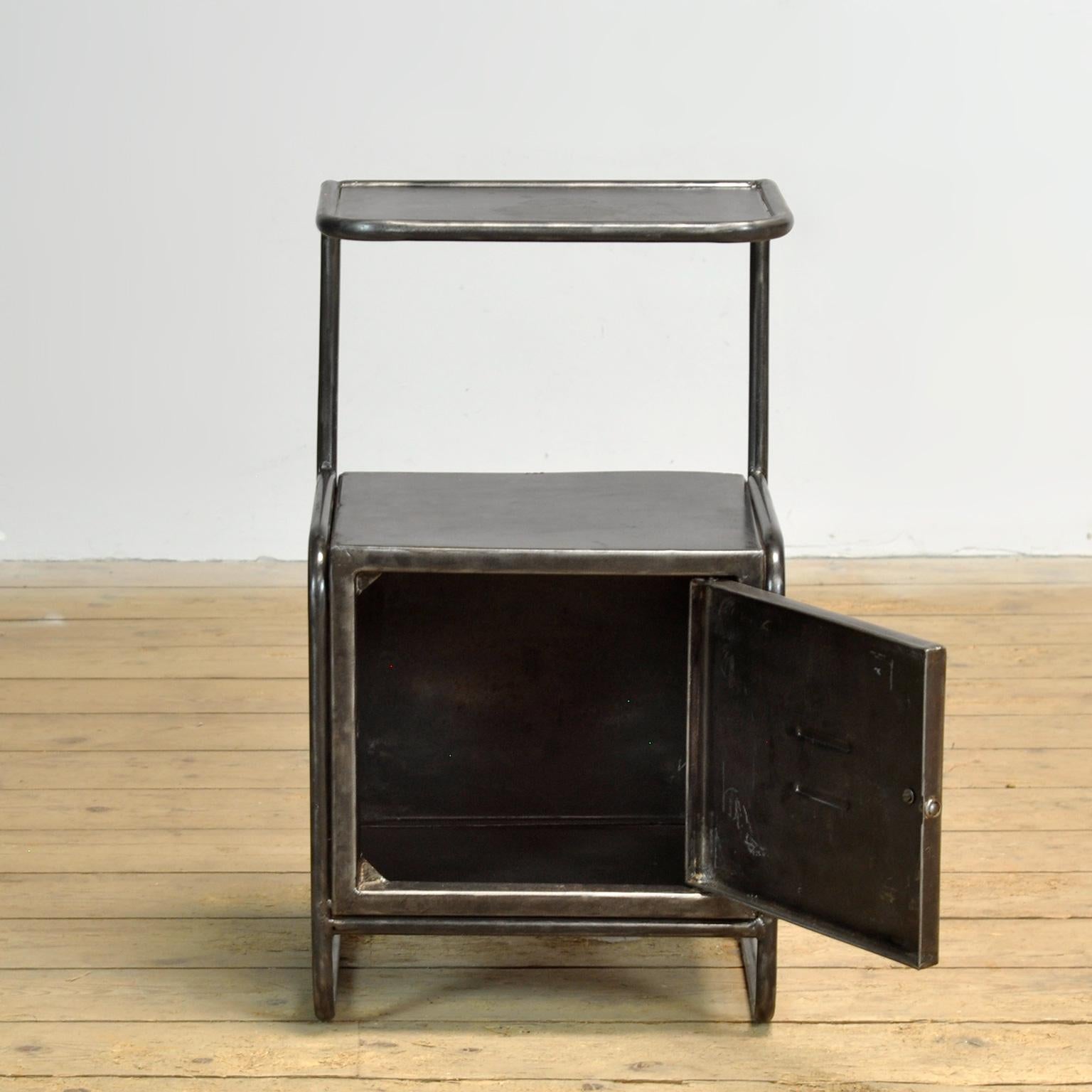 Nachttischset aus Eisen, 1950er Jahre im Zustand „Gut“ im Angebot in Amsterdam, Noord Holland