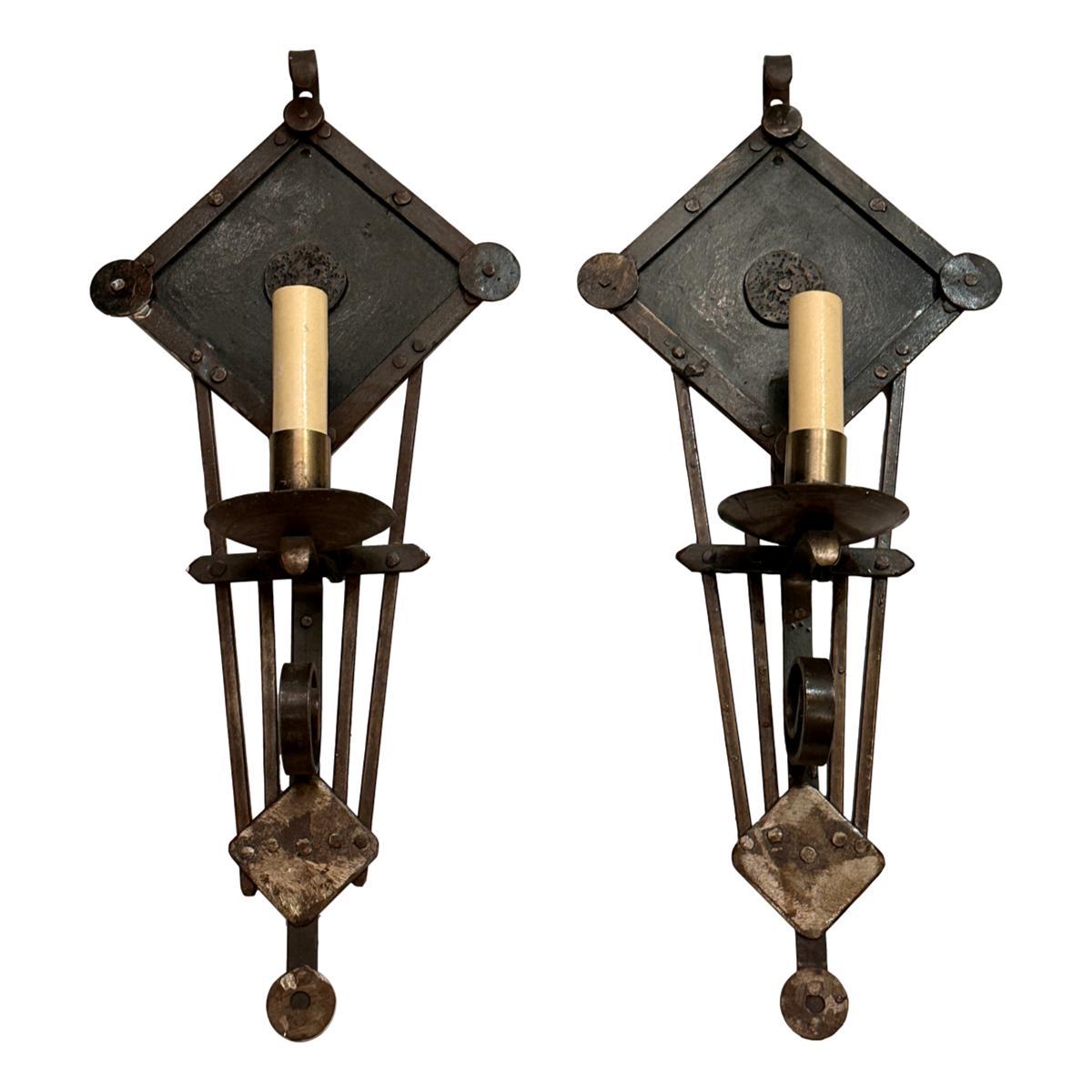 Satz von 4 circa 1940's englische Kunst und Handwerk Stil Wandleuchten mit einzelnen Licht mit original Patina. Verkauft pro Paar.

Abmessungen:
Höhe: 17,5
