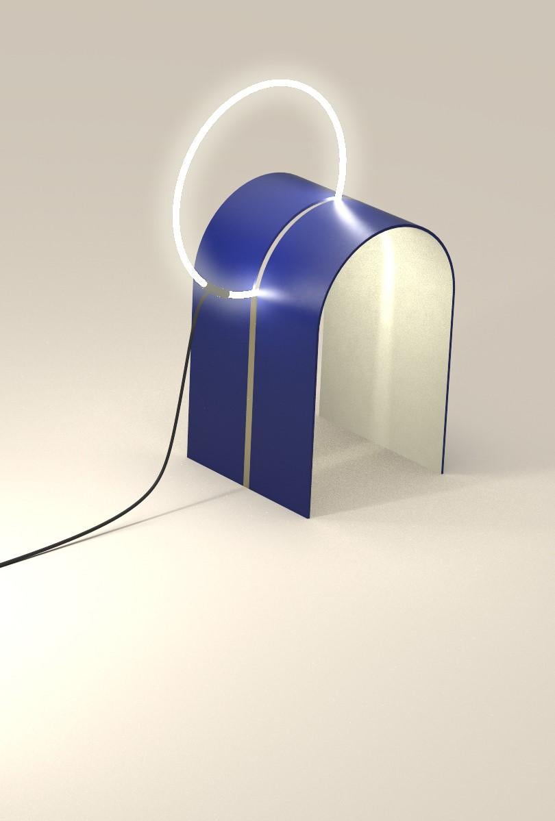 Lampada Ishtar B di Federico Fontanella
Dimensioni: L 47,5 x P 30 x H 70 cm
Materiali: Ferro verniciato, tubo fluorescente

Federico Fontanella è il fondatore dello studio di design di Milano, Federico Fontanella, originario di Piacenza, si è