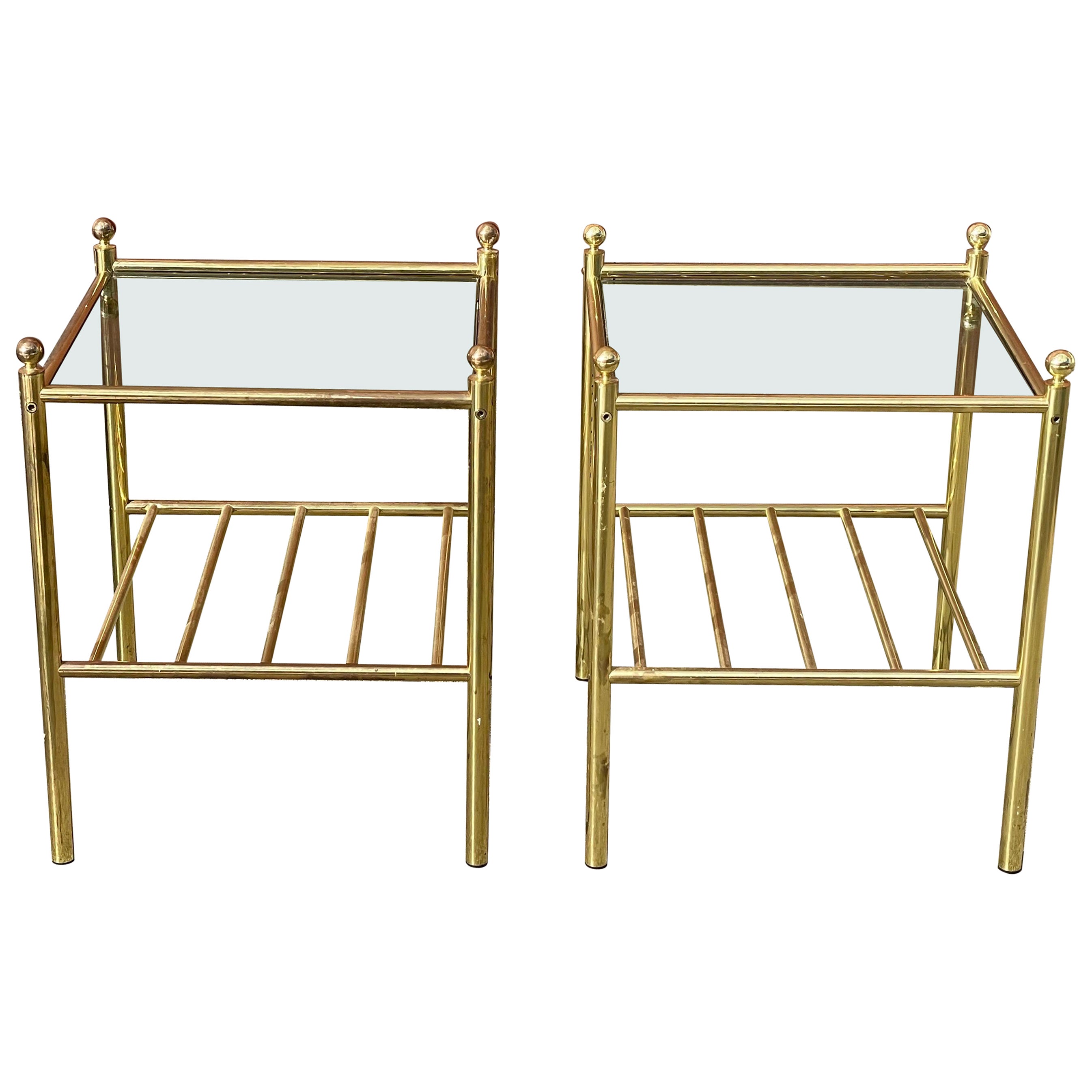 Ensemble de tables de nuit italiennes des années 1980, mi-siècle moderne, en laiton et verre