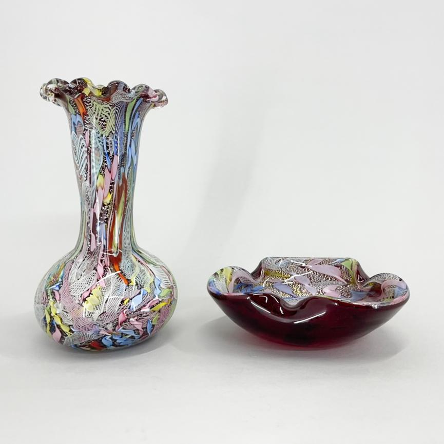 Vasen- und Aschenbecherset, hergestellt in Murano von der A.VE.M Glashütte (Arte Vetraria Muranese) in den 1950er Jahren. 
Die Vase ist 25 cm hoch und hat einen Durchmesser von 14 cm. Die Schale ist 6 cm hoch und hat einen Durchmesser von 19 cm.