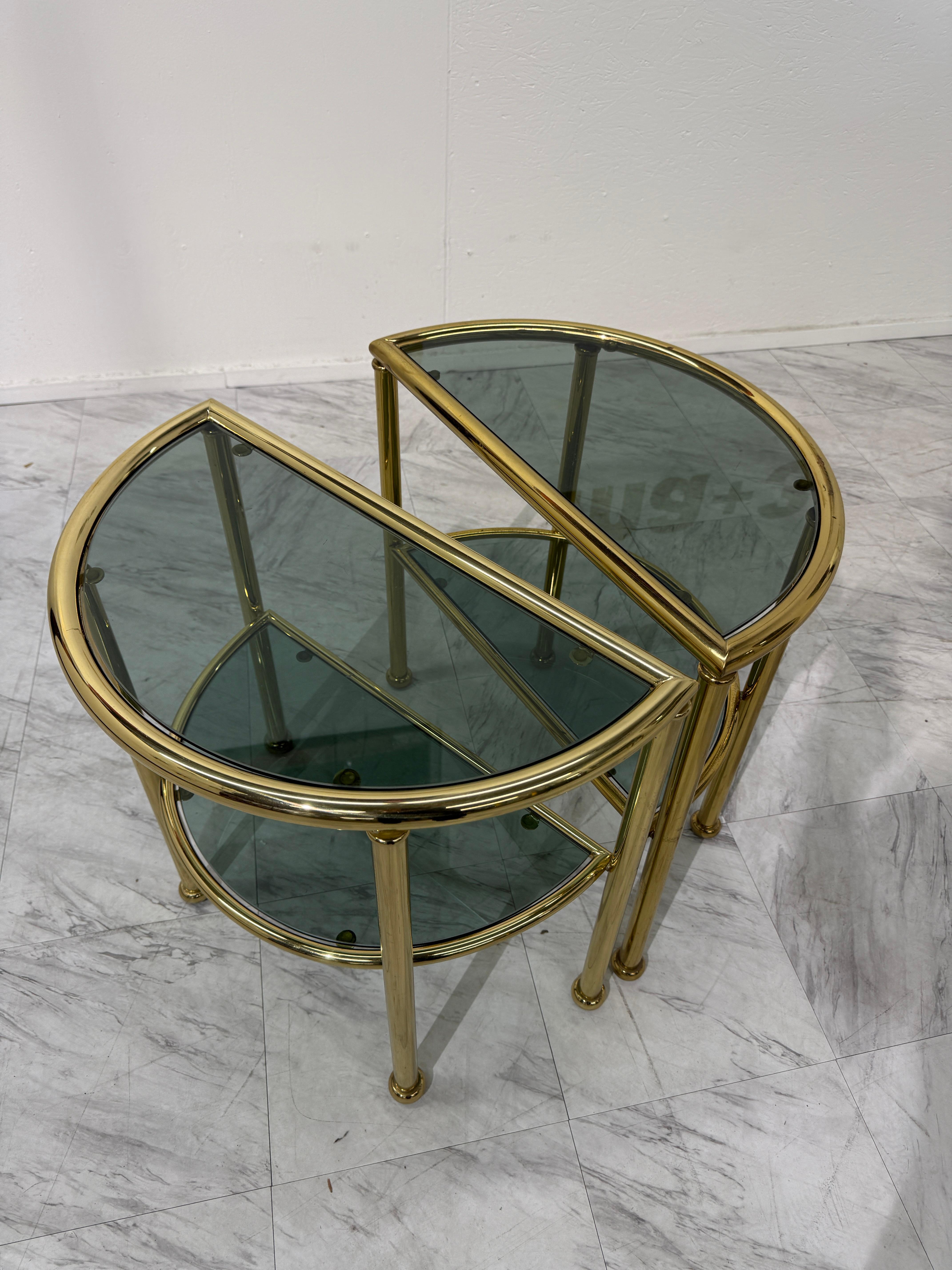 Conjunto de mesas auxiliares modulares italianas de latón y cristal ahumado, años 70 Moderno en venta