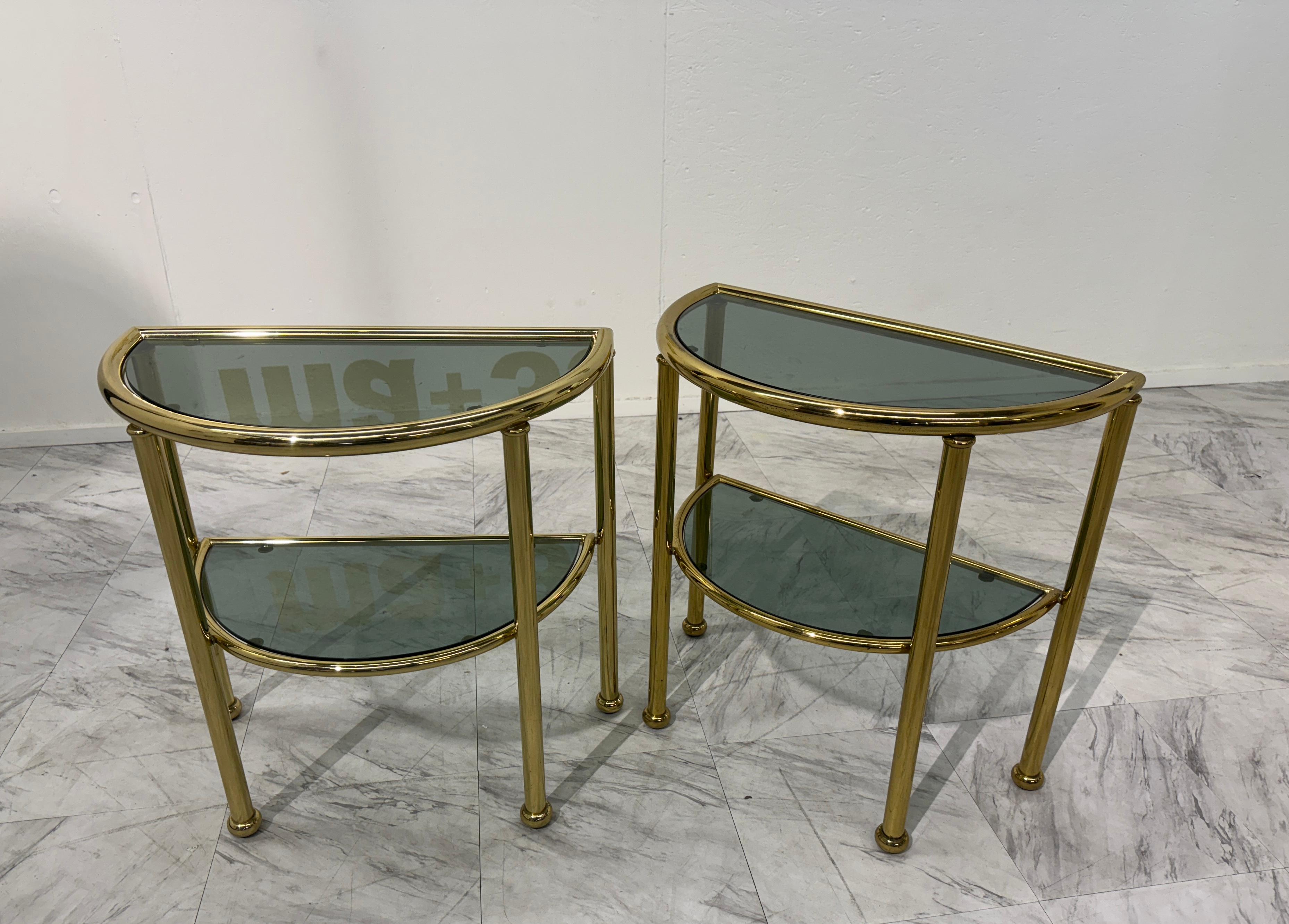 Conjunto de mesas auxiliares modulares italianas de latón y cristal ahumado, años 70 finales del siglo XX en venta