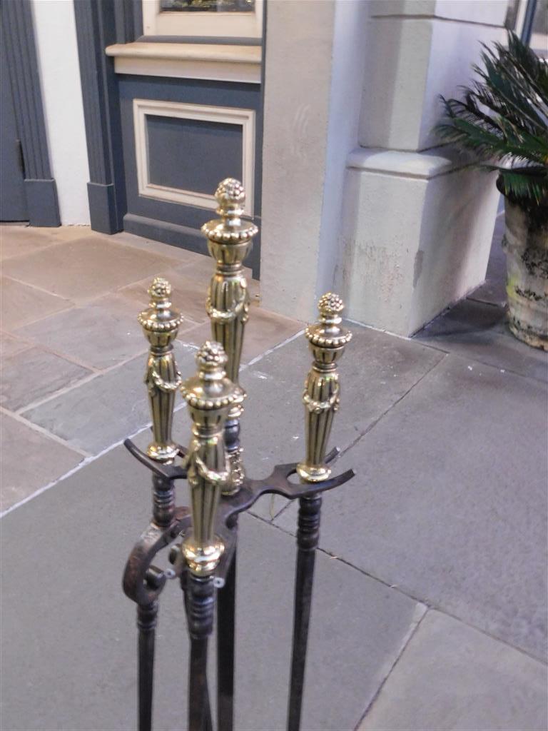 Calco Set di utensili per caminetto in ottone e ferro battuto su supporto, 1810 ca. in vendita