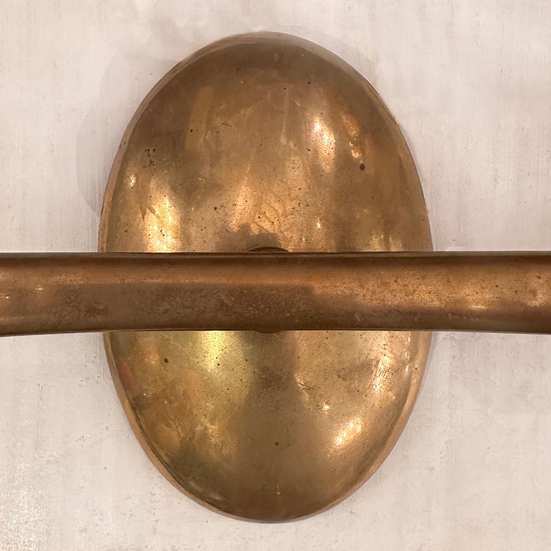Set di otto applique italiane a doppia luce in bronzo degli anni '50 con patina originale. Venduto al paio.

Misure:
Altezza: 10