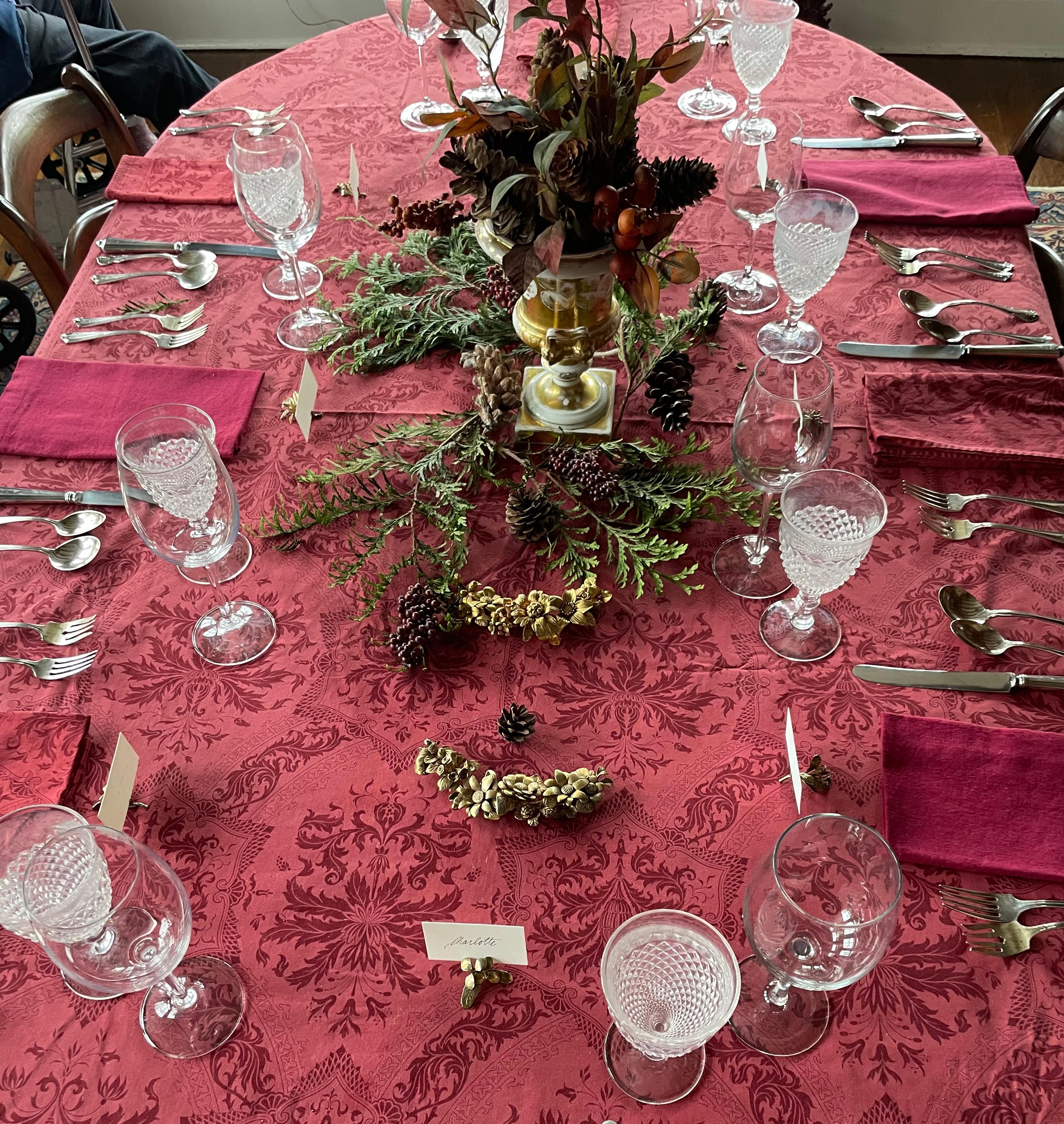 Italienischer Tischschmuck aus vergoldetem Silber mit Blumenmotiven. Jewell Arbeit Qualität gestempelt und vergoldet Silber floralen Tisch Ornament Set bestehend aus vier einzigartigen ornamentalen floralen Sprays und zwölf einzelnen floralen