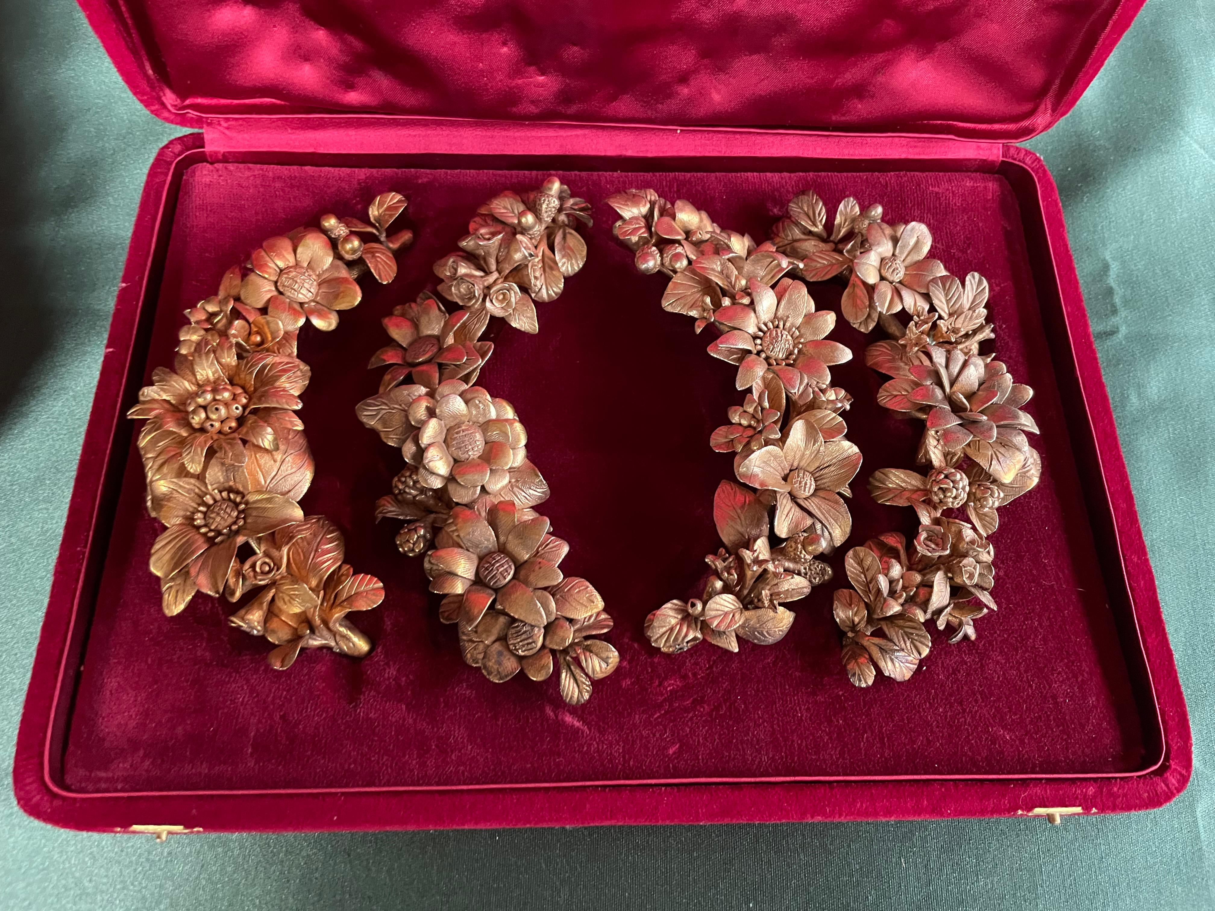Satz italienischer vergoldeter floraler Tischornamente aus Silber (Handgefertigt) im Angebot