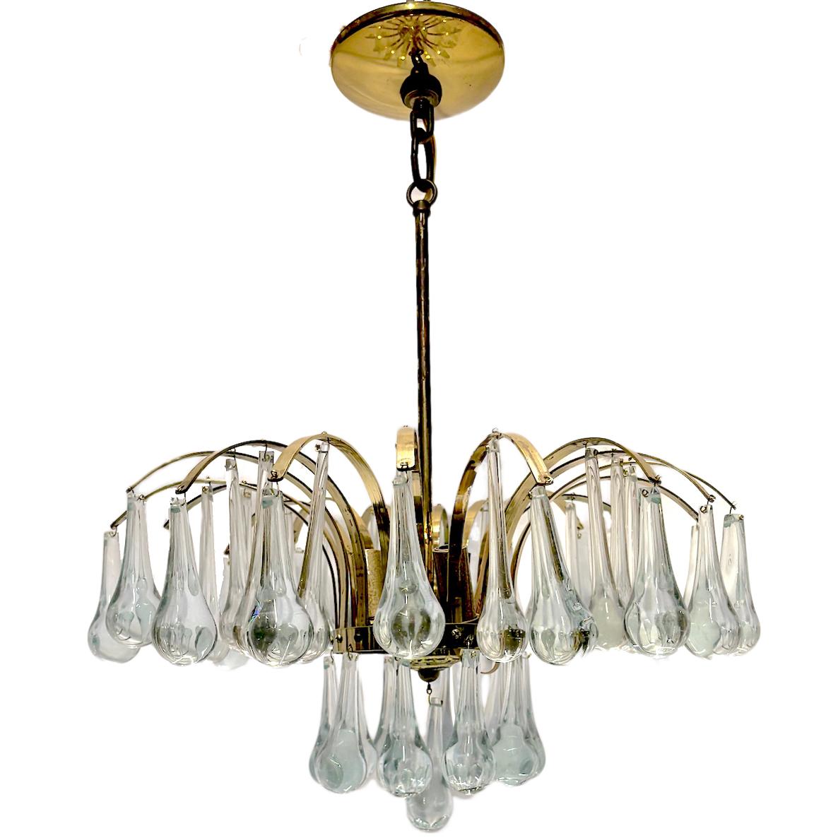 Un set di dodici lampade da incasso in stile moderno italiano degli anni '60 circa con gocce di vetro e quattro candelabri interni ciascuno. Venduto singolarmente.

Misure:
Diametro 17