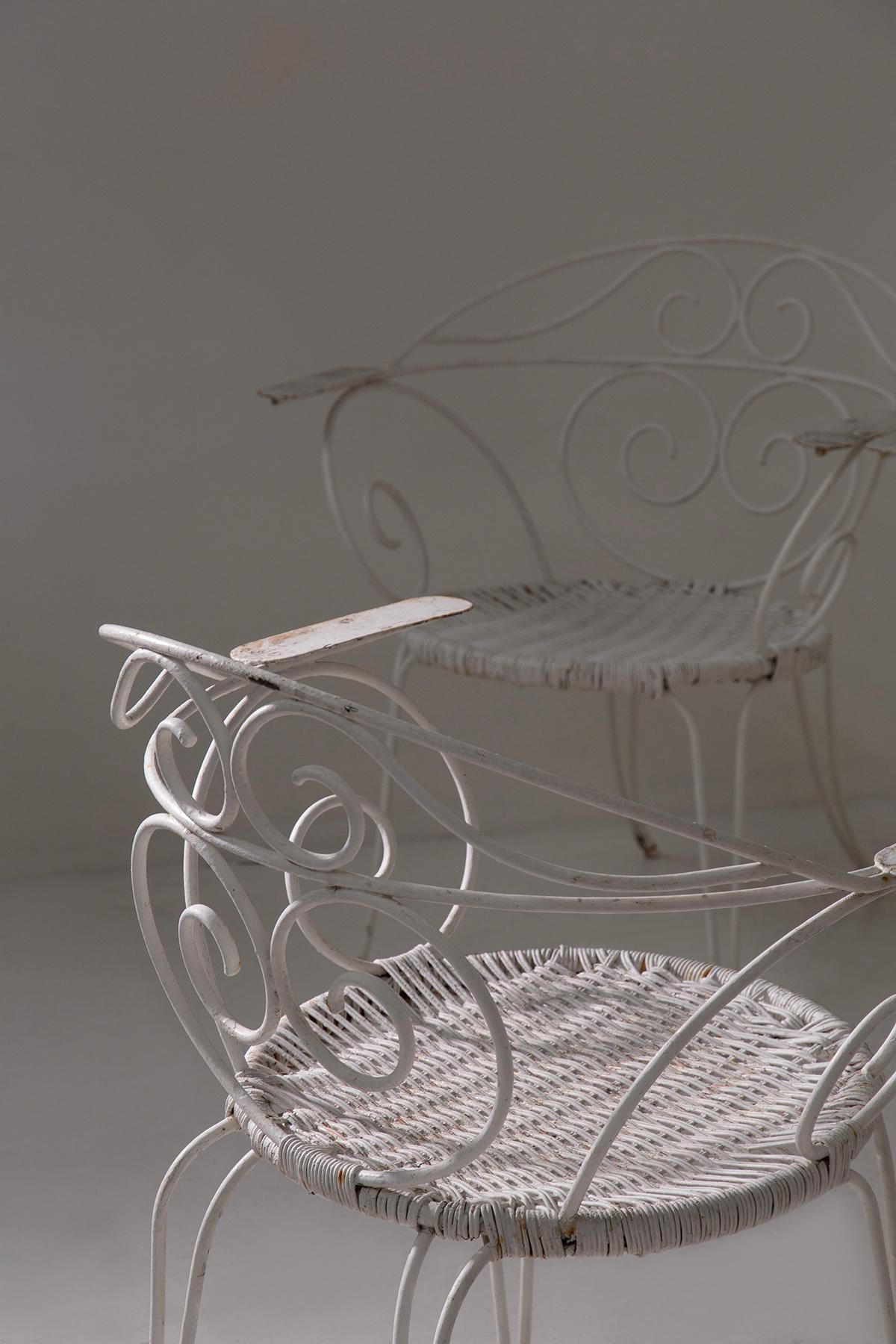 Set of italian iron vintage garden chairs white In condizioni deteriorate in vendita a Milano, IT