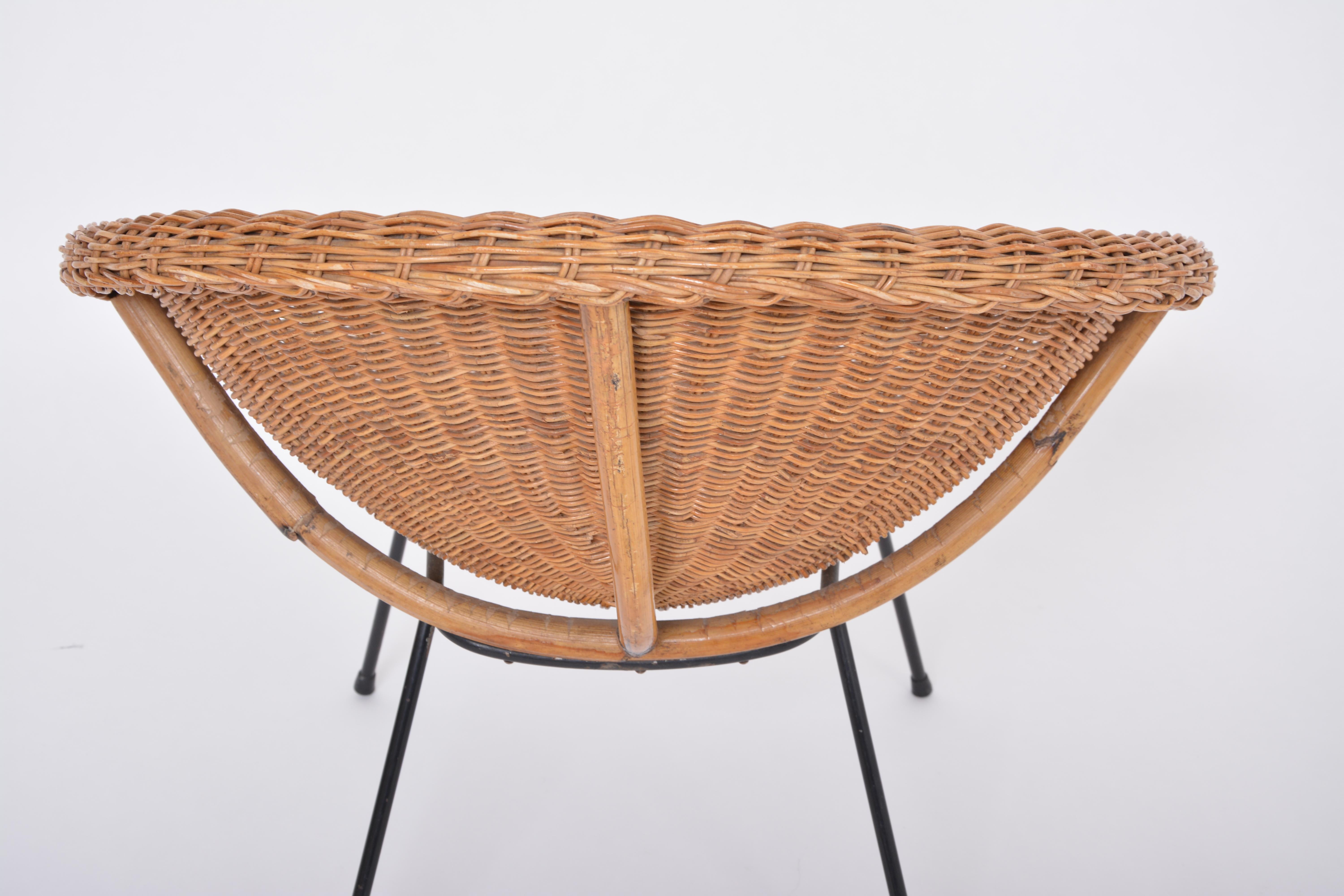 Set of Italian Mid-century Rattan Bowl Chair with side table and magazine rack For Sale 4