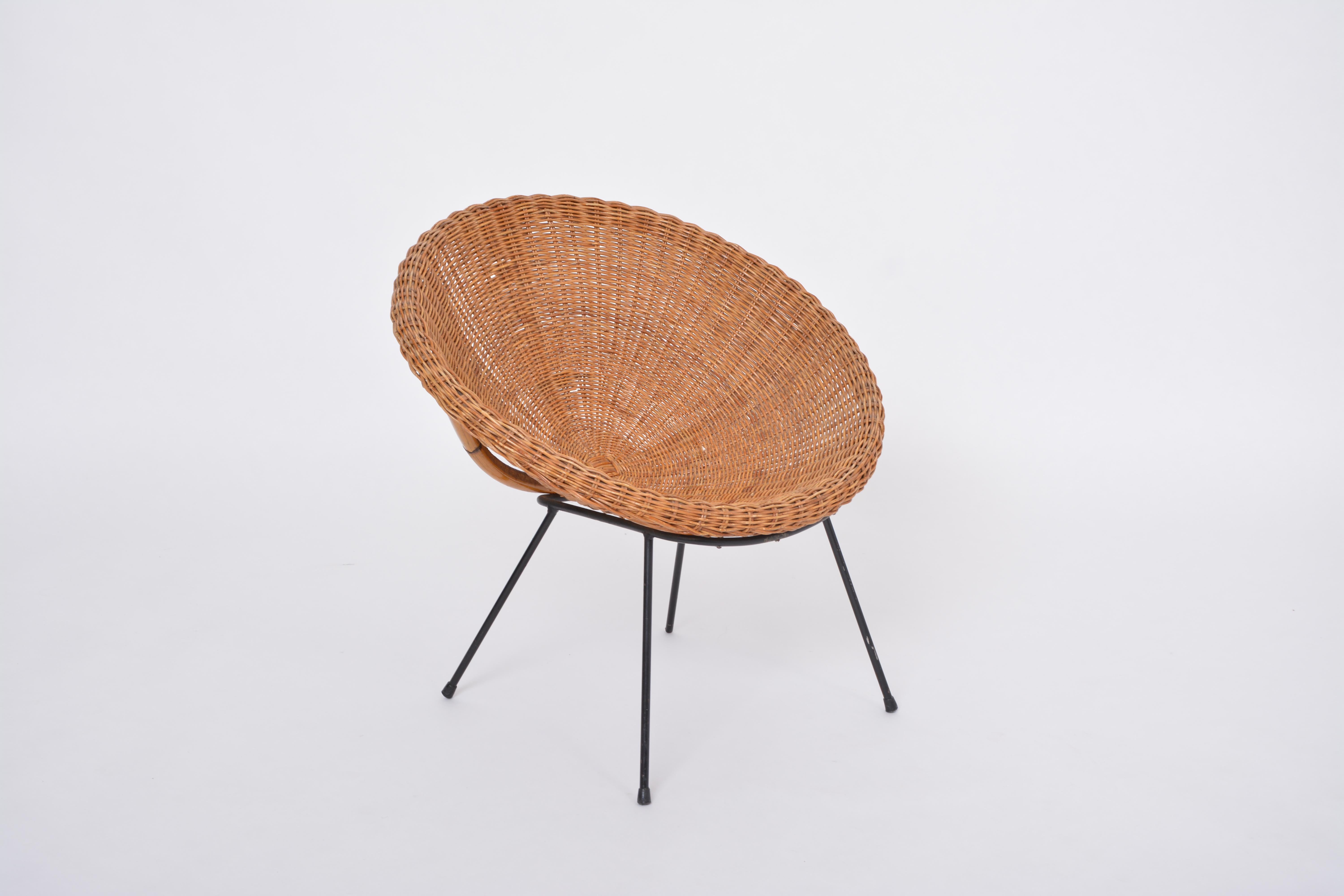 Set of Italian Mid-century Rattan Bowl Chair with side table and magazine rack For Sale 8