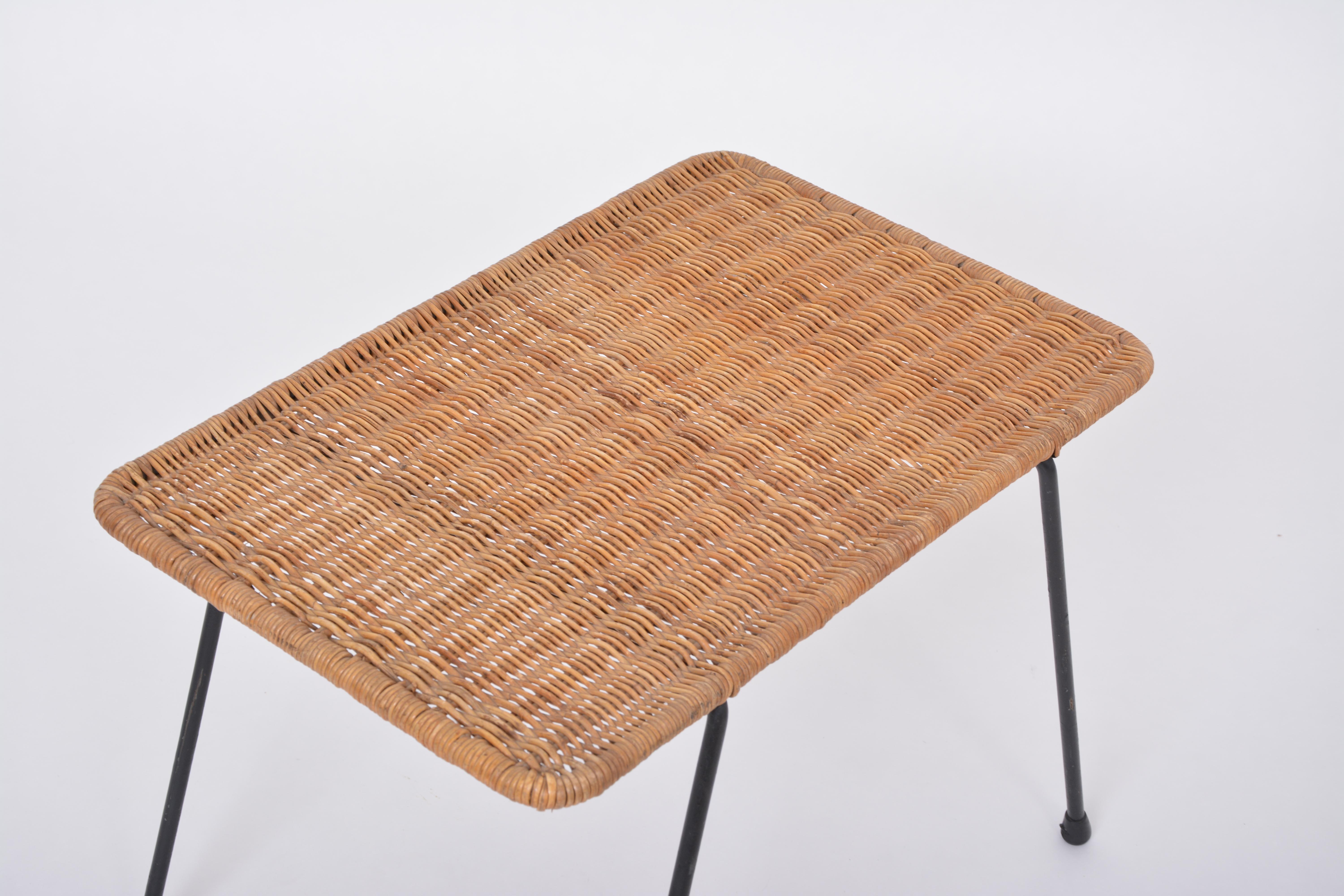 Set of Italian Mid-century Rattan Bowl Chair with side table and magazine rack For Sale 12