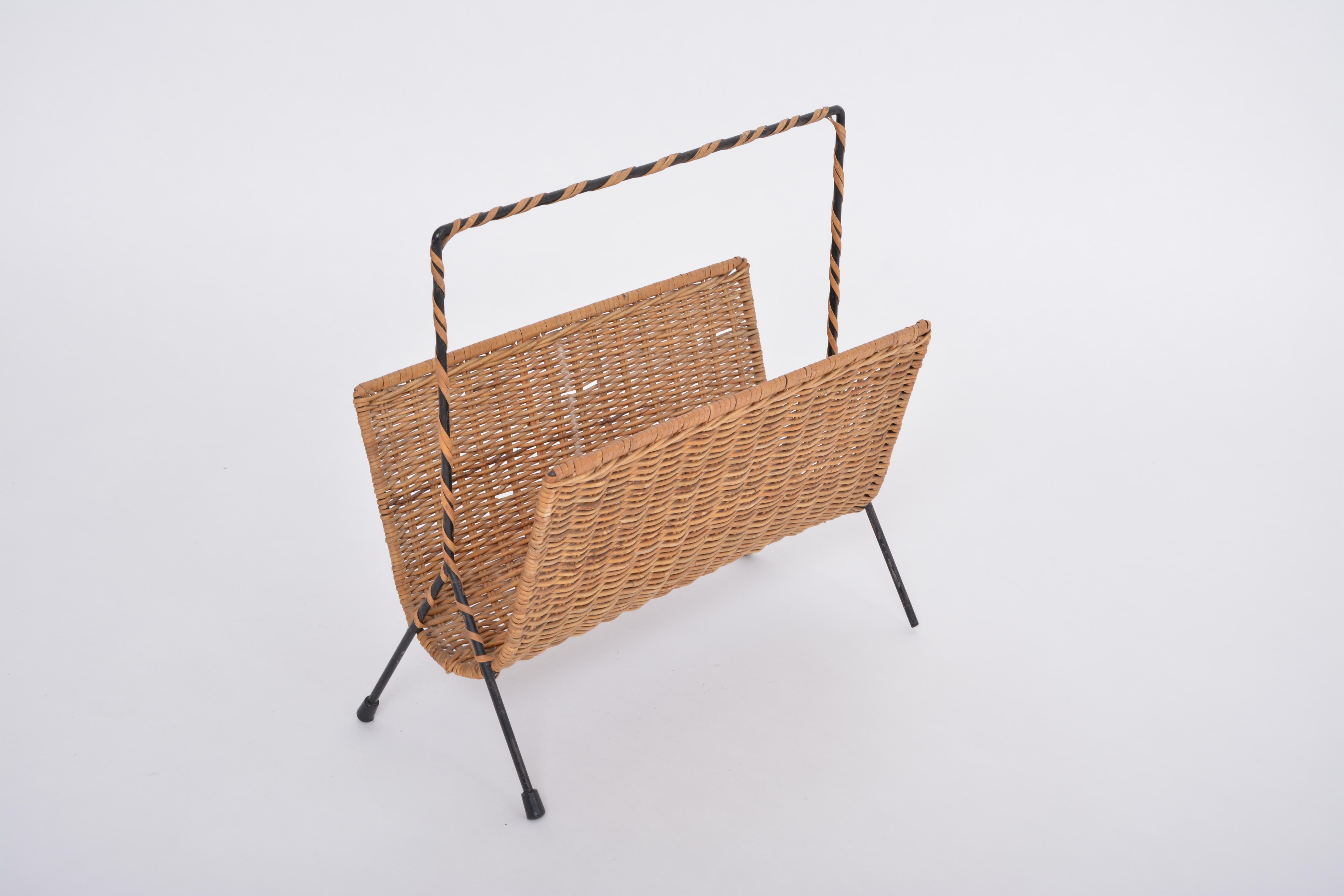 Set of Italian Mid-century Rattan Bowl Chair with side table and magazine rack For Sale 13