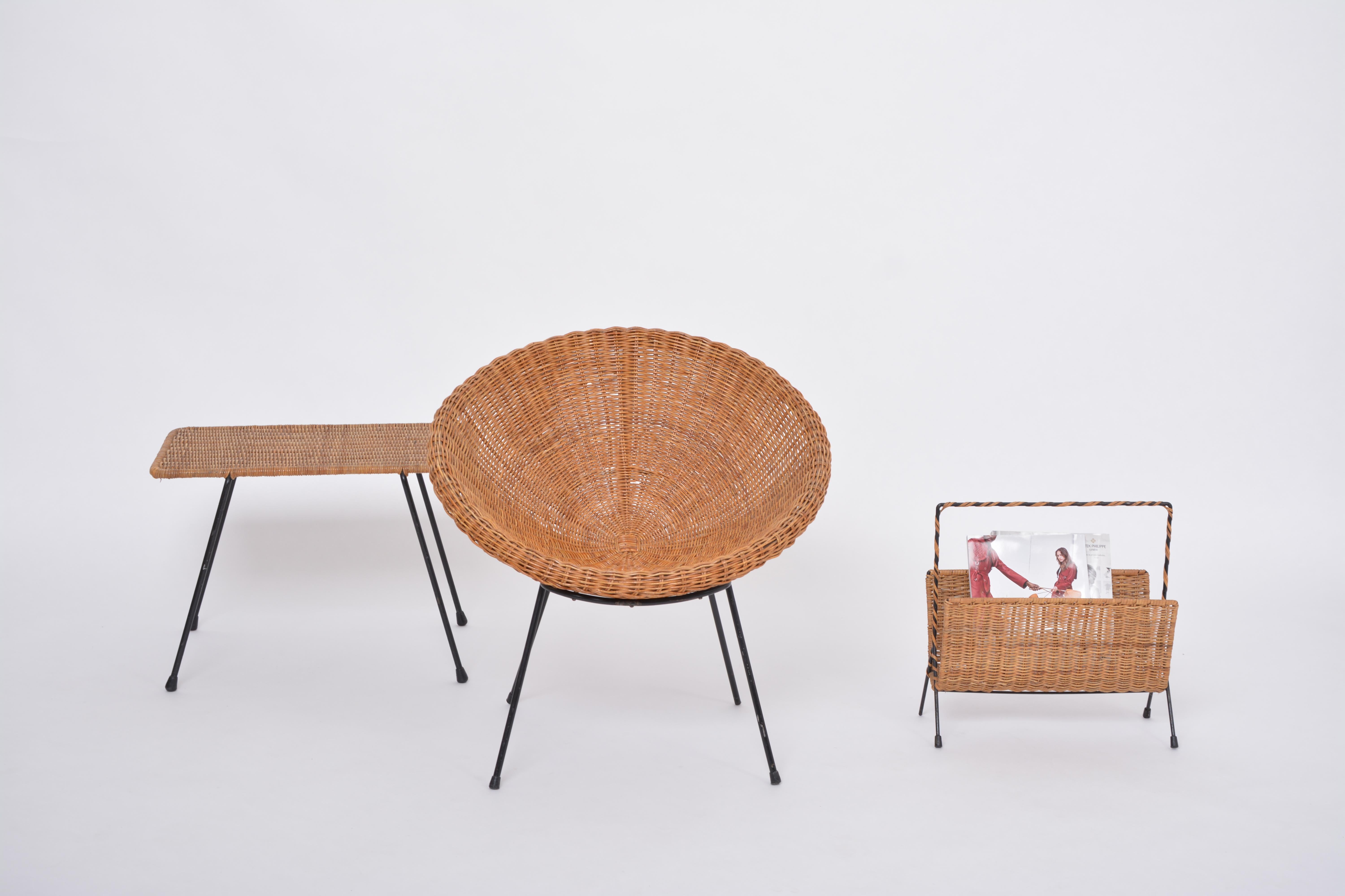 Ensemble de chaises italiennes mi-siècle en rotin avec table d'appoint et porte-revues

Cet ensemble de meubles en rotin a été fabriqué probablement dans les années 1950 en Italie. 
Il se compose d'un fauteuil bol captivant, d'une petite table