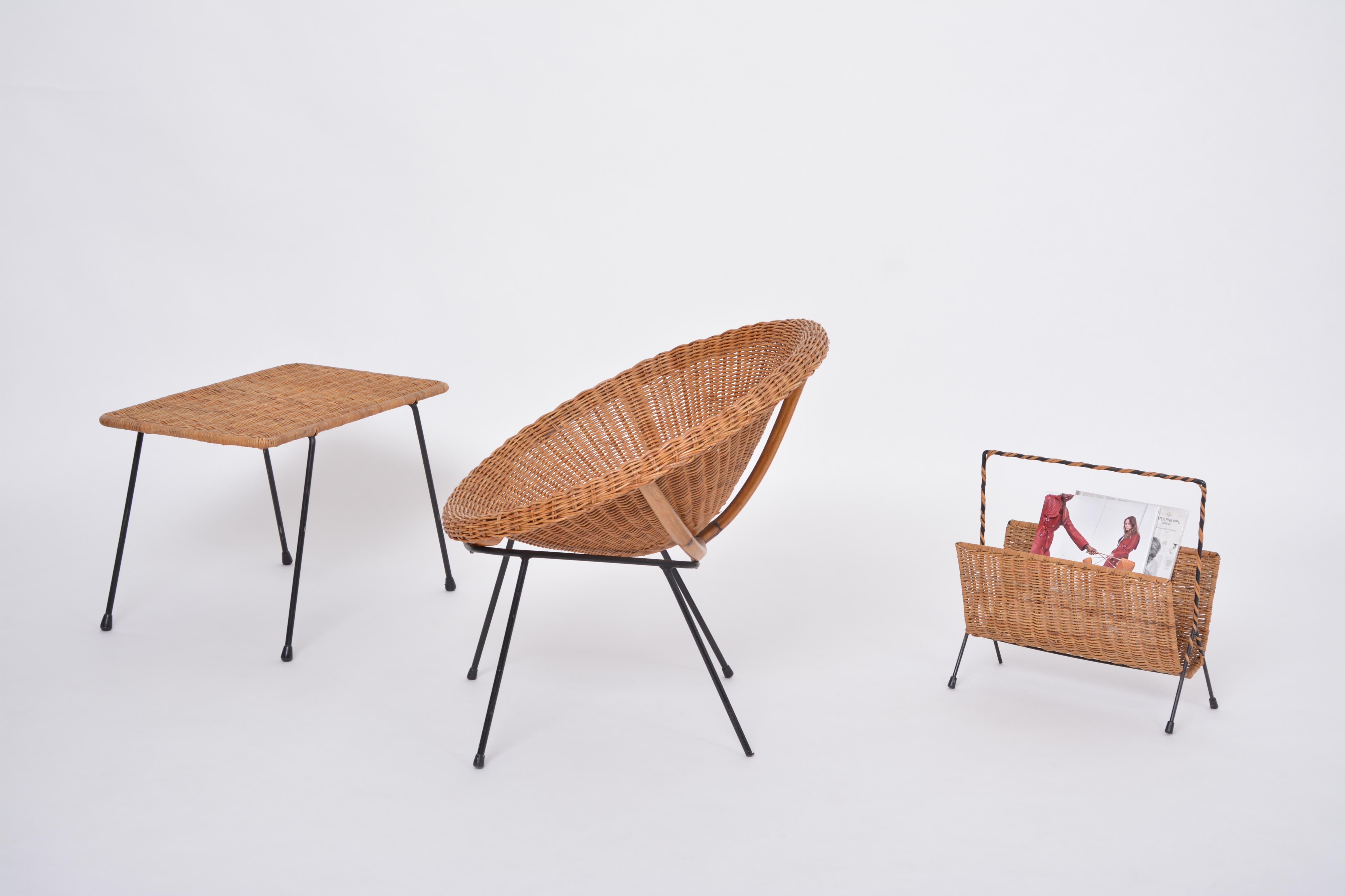 Mid-Century Modern Ensemble de chaises italiennes mi-siècle en rotin avec table d'appoint et porte-revues en vente