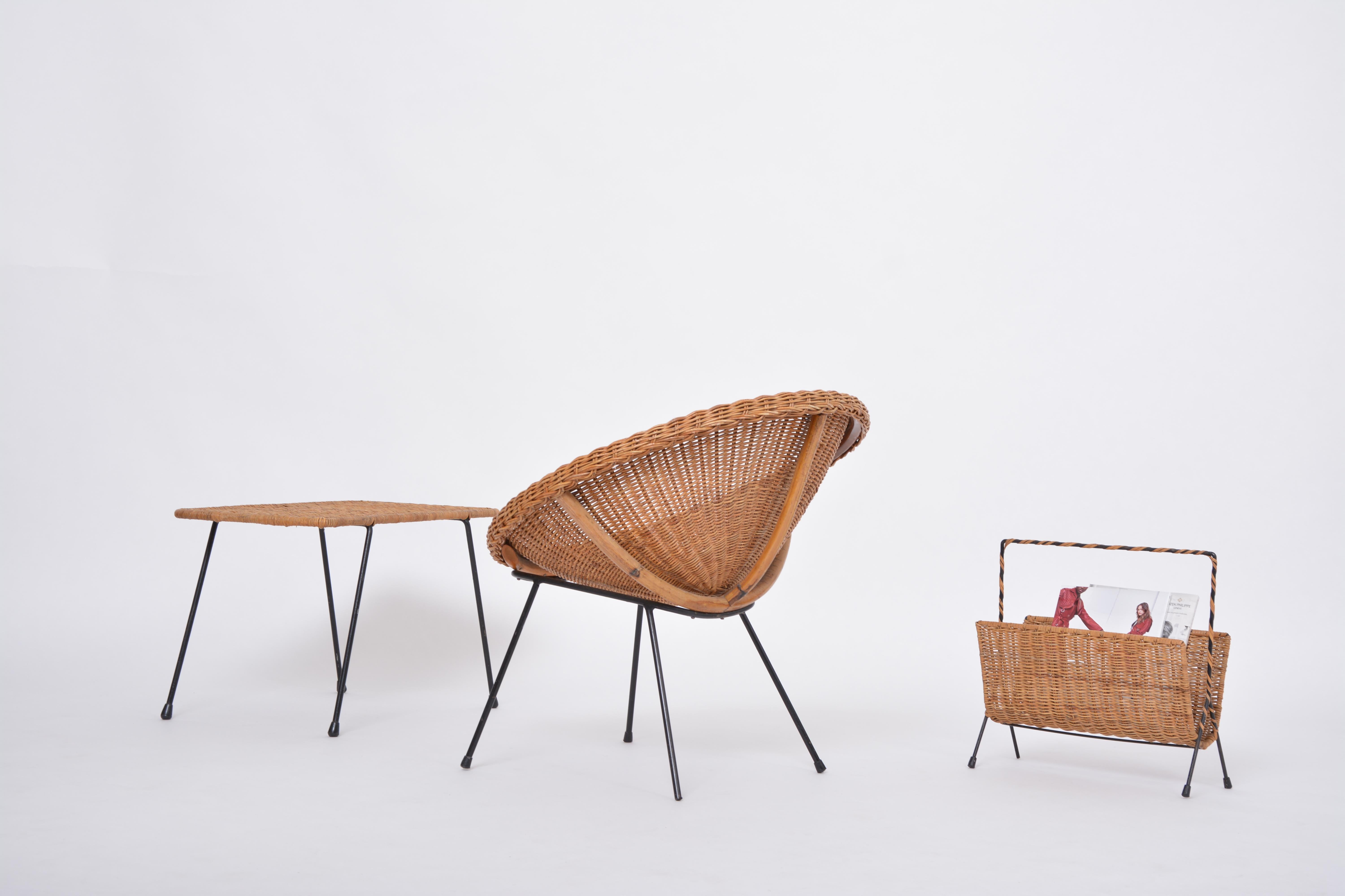 Set of Italian Mid-century Rattan Bowl Chair with side table and magazine rack In Good Condition For Sale In Berlin, DE