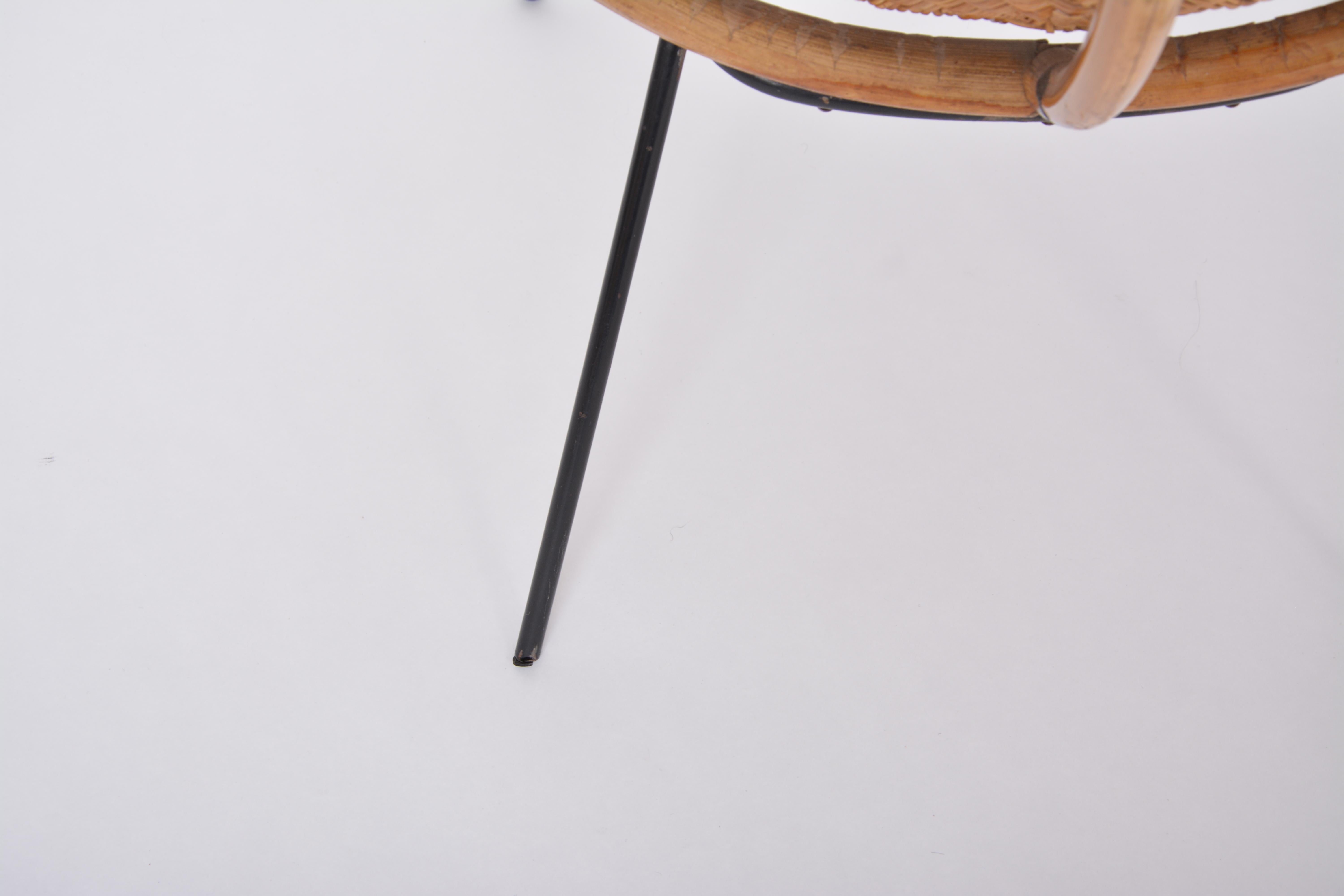 Ensemble de chaises italiennes mi-siècle en rotin avec table d'appoint et porte-revues en vente 3